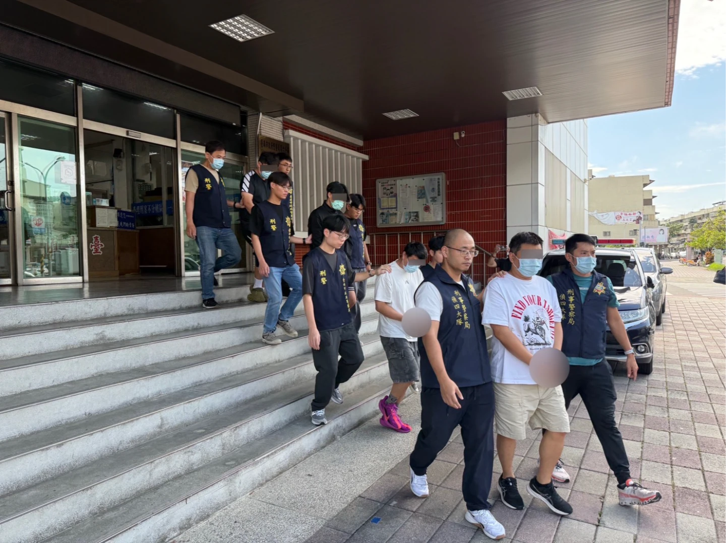 警方將莫男(右2)等人移送台南地檢署偵辦。翻攝畫面