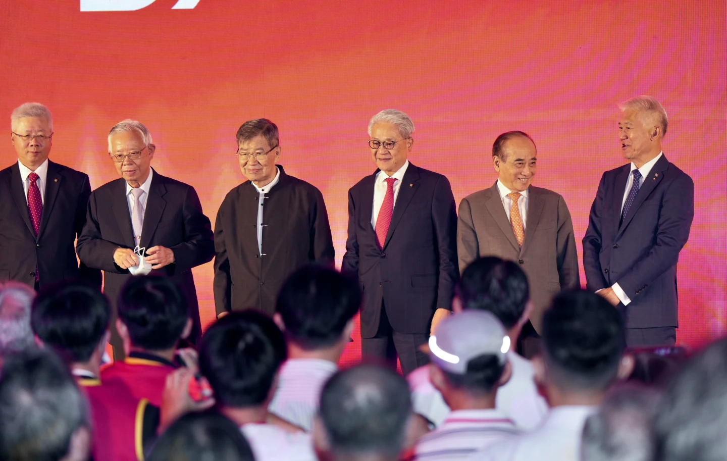 前央行總裁彭淮南(左2)、前行政院長蕭萬長(左3)及前立法院長王金平(右2)出席酒會,與吳東亮(右3)合影。梁建裕攝