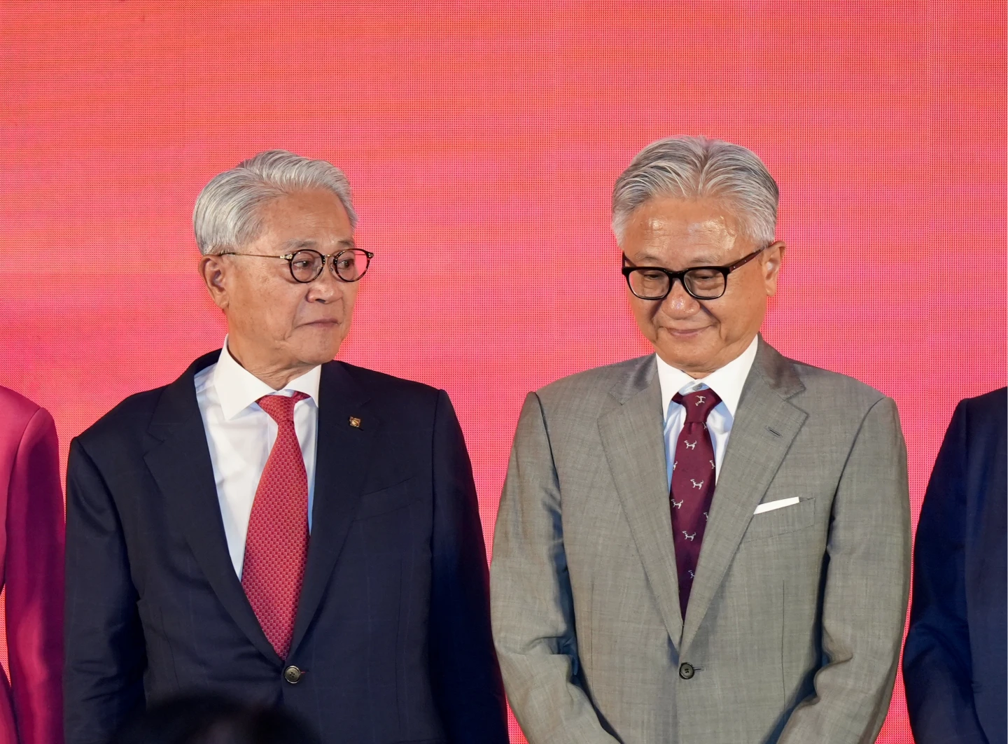 台新新光金董事長吳東亮(左)與新光三越董事長吳東昇(右)合照。梁建裕攝