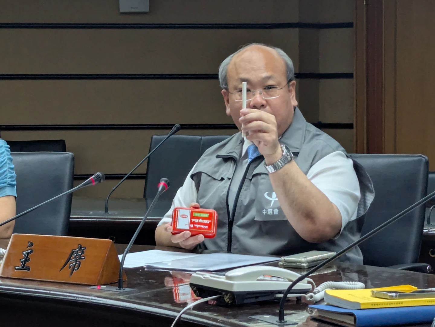 中選會副主委陳朝建展示各縣市選委會採購的圈選工具和印泥。蘇柏銓攝