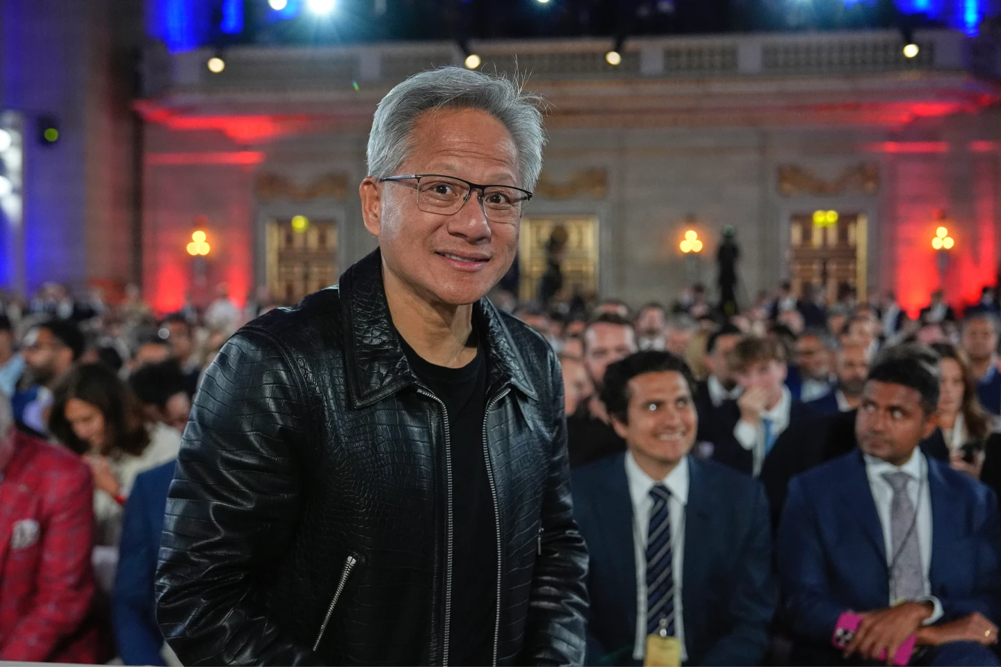 黃仁勳7月23日穿著招牌皮外套,出席華盛頓的AI峰會。美聯社