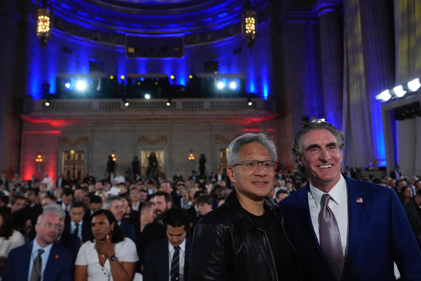 黃仁勳出席AI峰會,與內政部長伯古姆(Doug Burgum)合影。美聯社