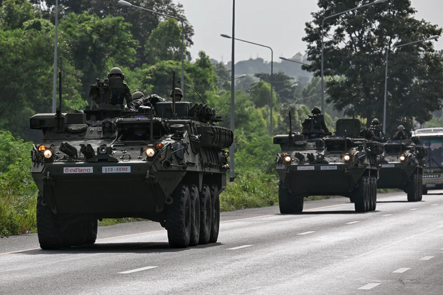 7月24日,泰國皇家陸軍士兵乘坐裝甲車行駛在北柳府的一條道路上。法新社