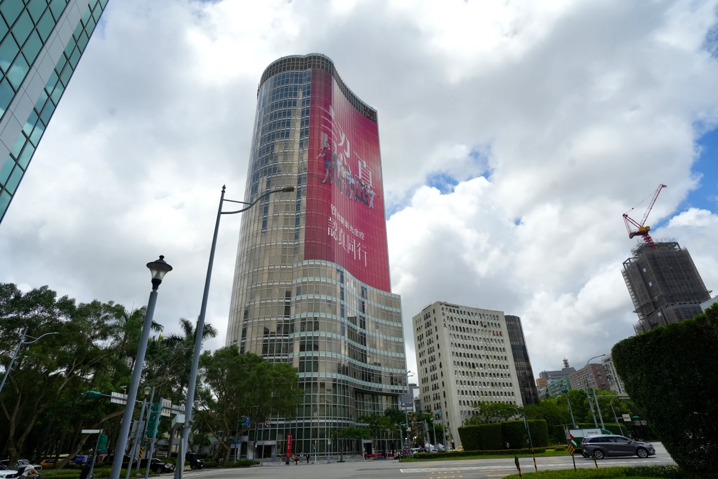 台新新光金總部掛上新廣告招牌。梁建裕攝