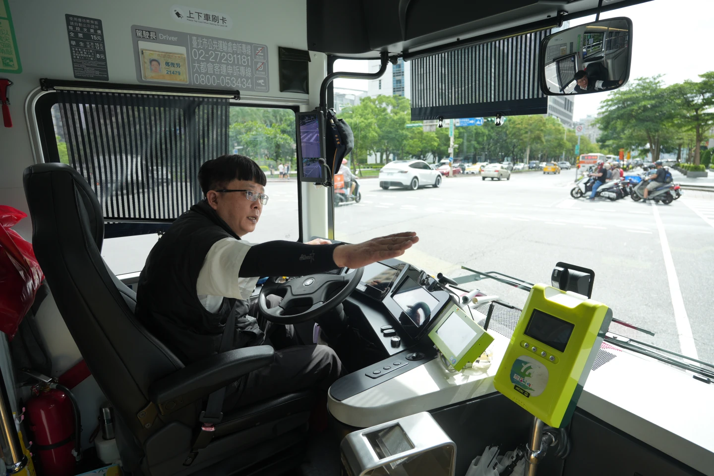 交通部自2023年起,全面要求運輸業駕駛落實路口停讓行人,並推動大車駕駛執行「指差確認」。陳卓邦攝,圖為示範照,與名醫車禍無關。