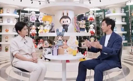 泡泡瑪特創辦人王寧(右)回應市值暴跌,否認割韭菜。圖片來源:央視