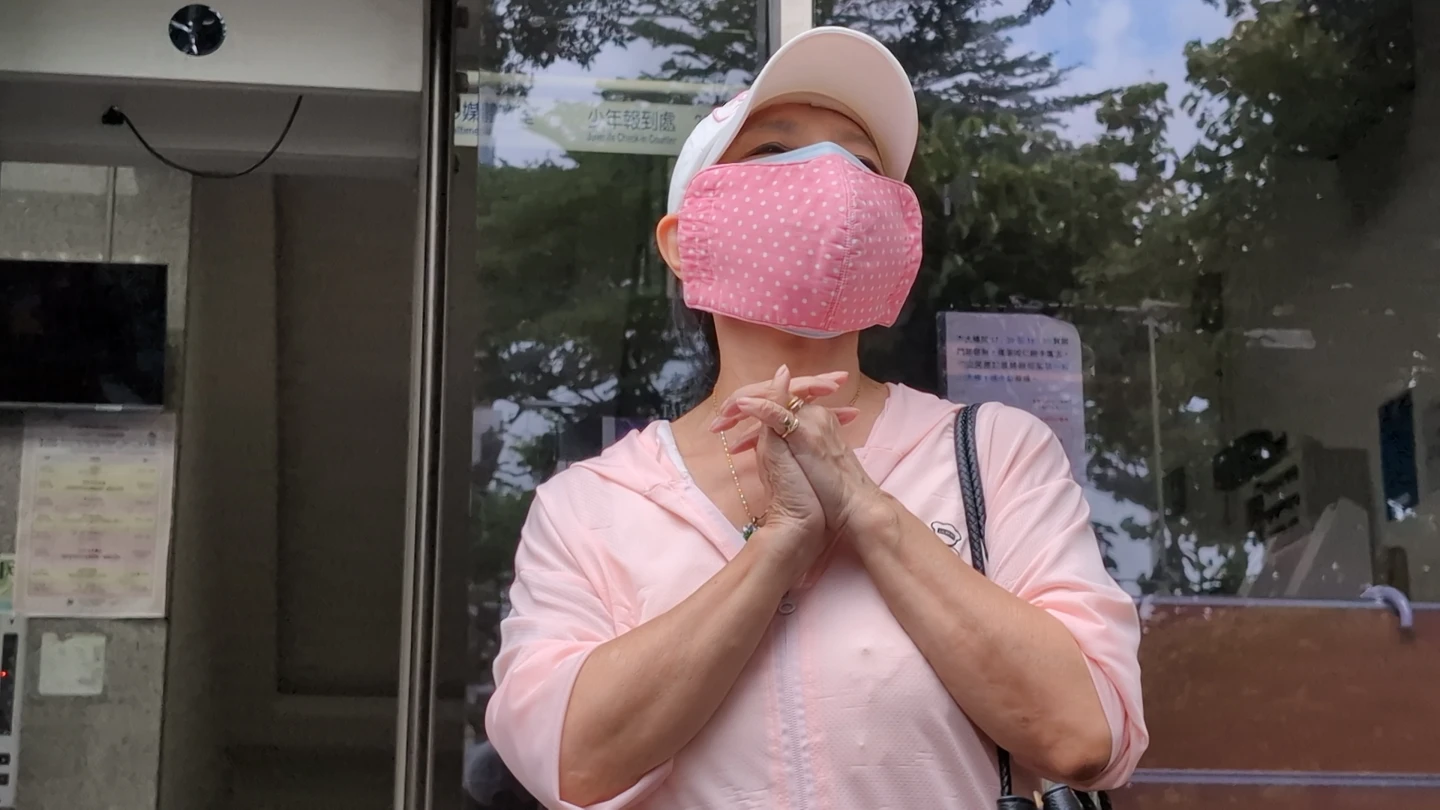 陳麗如步出家事法庭面露微笑,不斷向在場媒體表示「謝謝關心!」林志青攝