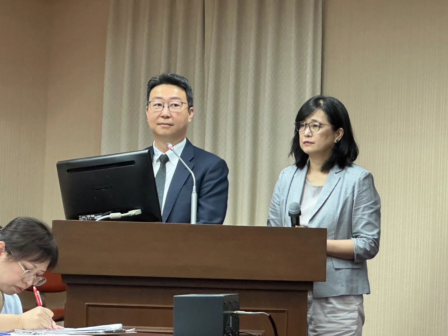 交通部長陳世凱(左)、觀光署長陳玉秀(右)。陳怡文攝