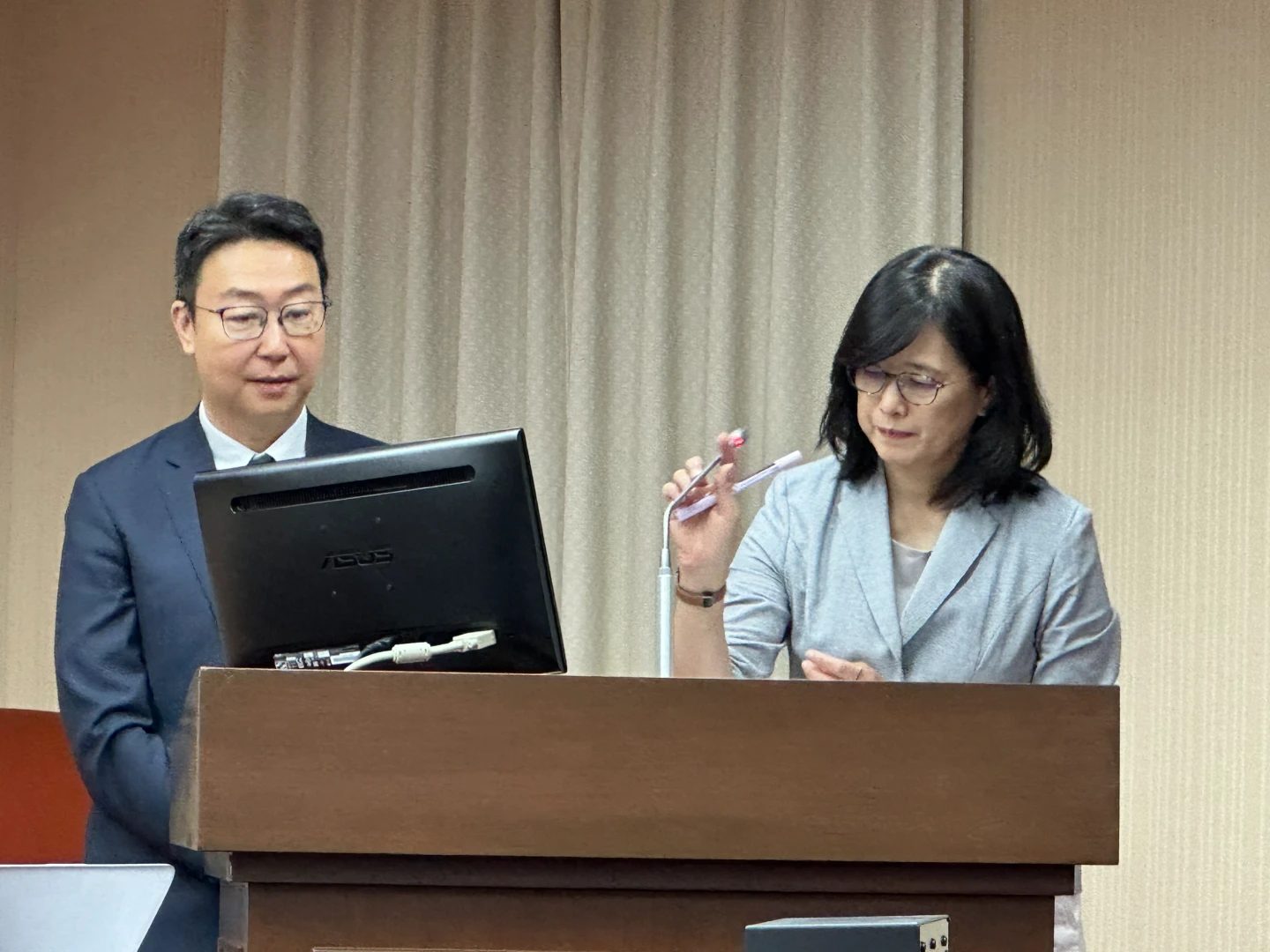 交通部長陳世凱(左)、觀光署長陳玉秀(右)。陳怡文攝