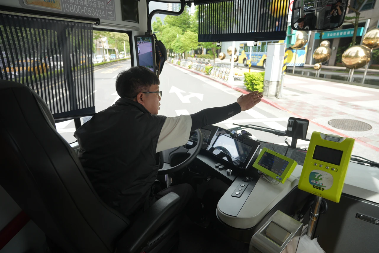 「指差確認」109年10月列入公車評鑑。陳卓邦攝,圖為示範照,與名醫車禍無關。