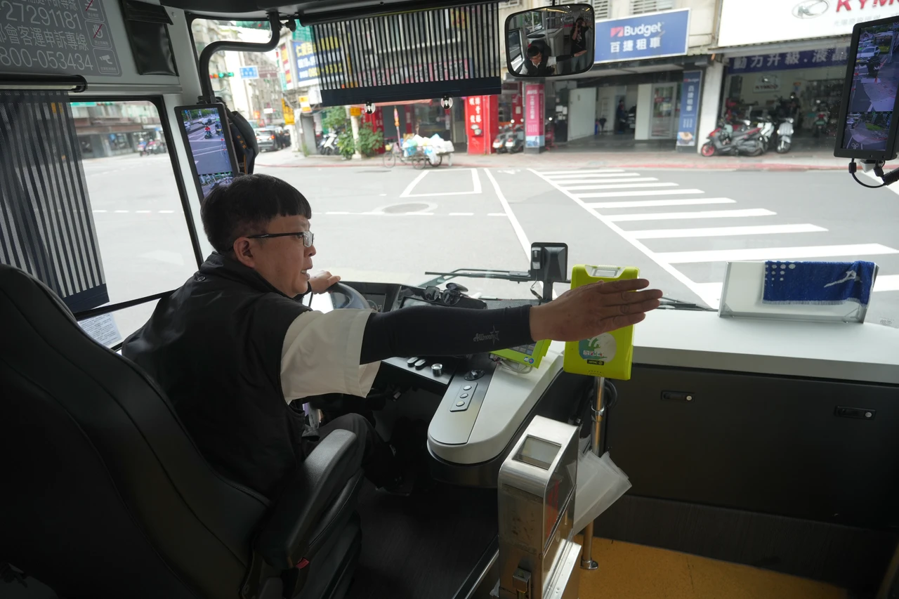公車駕駛示範指差確認。陳卓邦攝,圖為示範照,與名醫車禍無關。