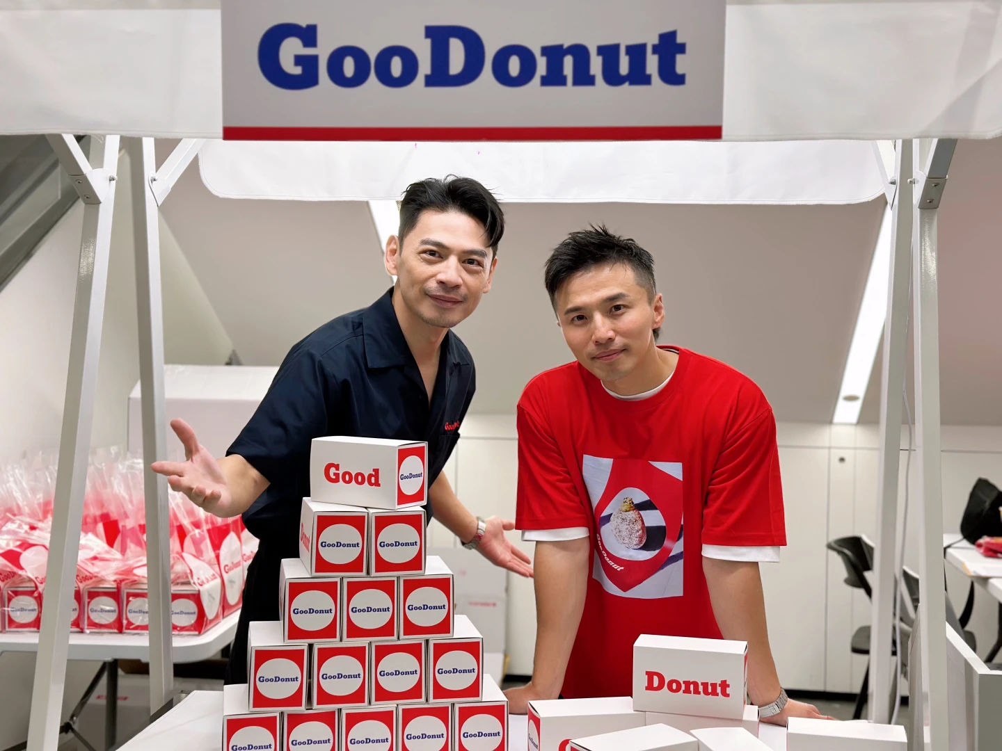 阿KEN甜甜圈「Goodonut」快閃近駐Dream Plaza B2美食街,今(25)日活動首日阿KEN與好友阿緯合體擔任一日店長。劉沛妘攝