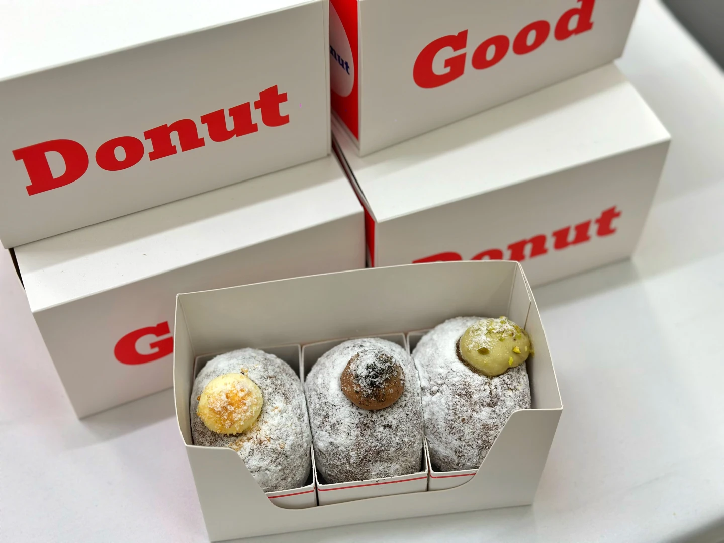 「GooDonut」7月25日至27日快閃Dream Plaza B2,每日限量100盒、每人限購一盒,甜甜圈組合固定為巧克力、卡士達、開心果口味各1入,售價260元。劉沛妘攝
