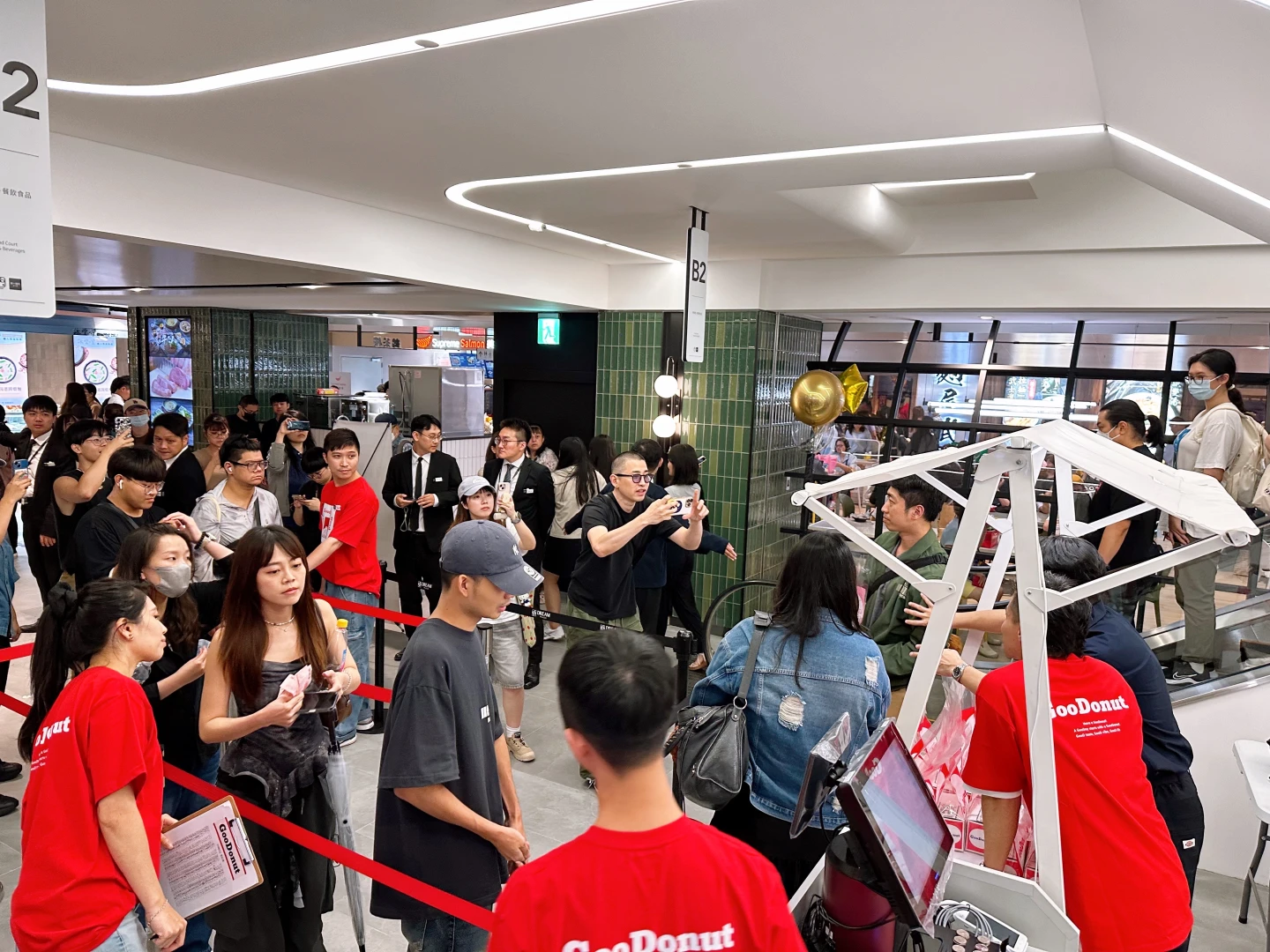 活動首日阿KEN與好友阿緯合體擔任一日店長,現場吸引許多粉絲。劉沛妘攝