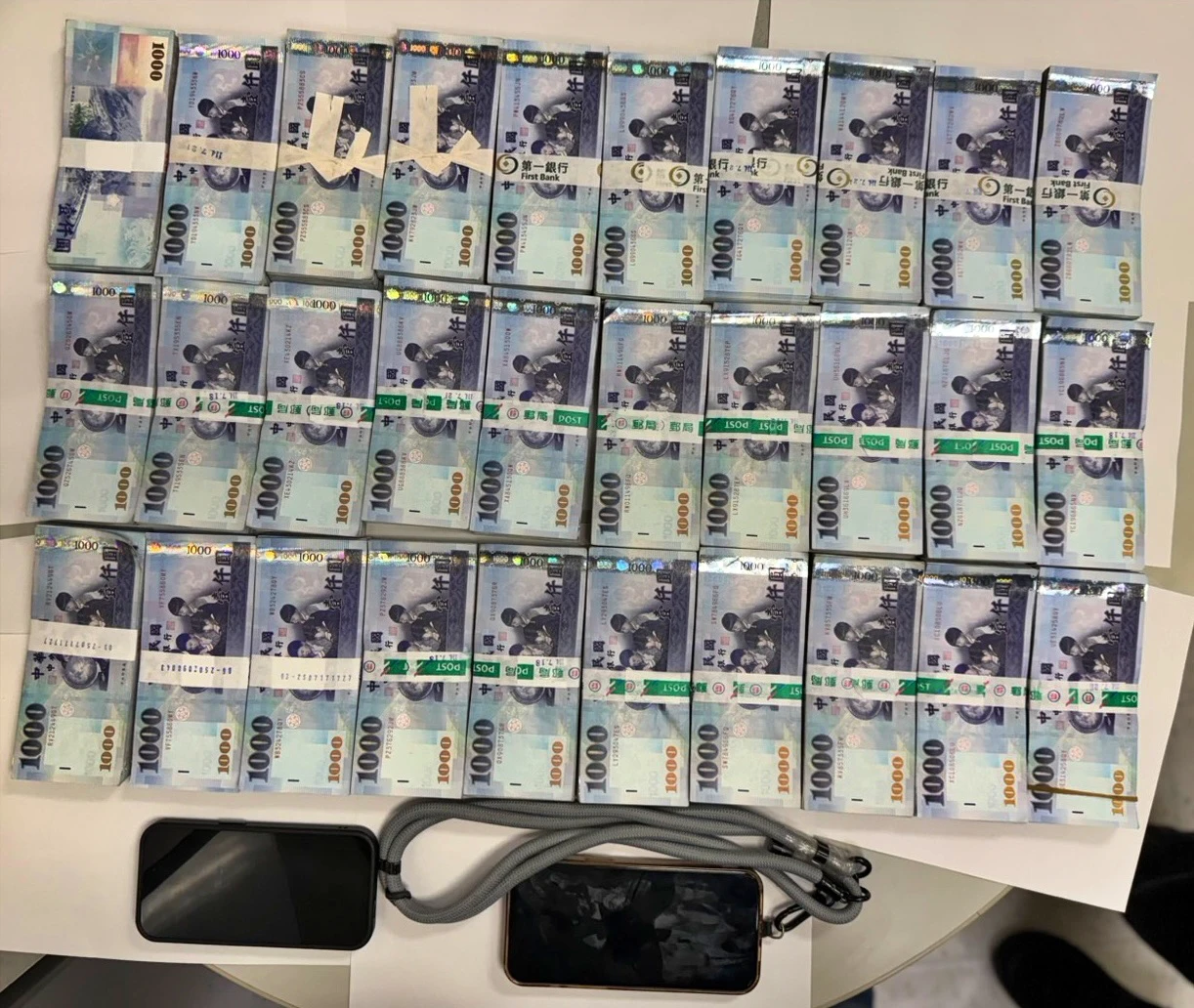 小黃運將機警報案,助鐵警查扣300萬元,連逮3名車手。警方提供