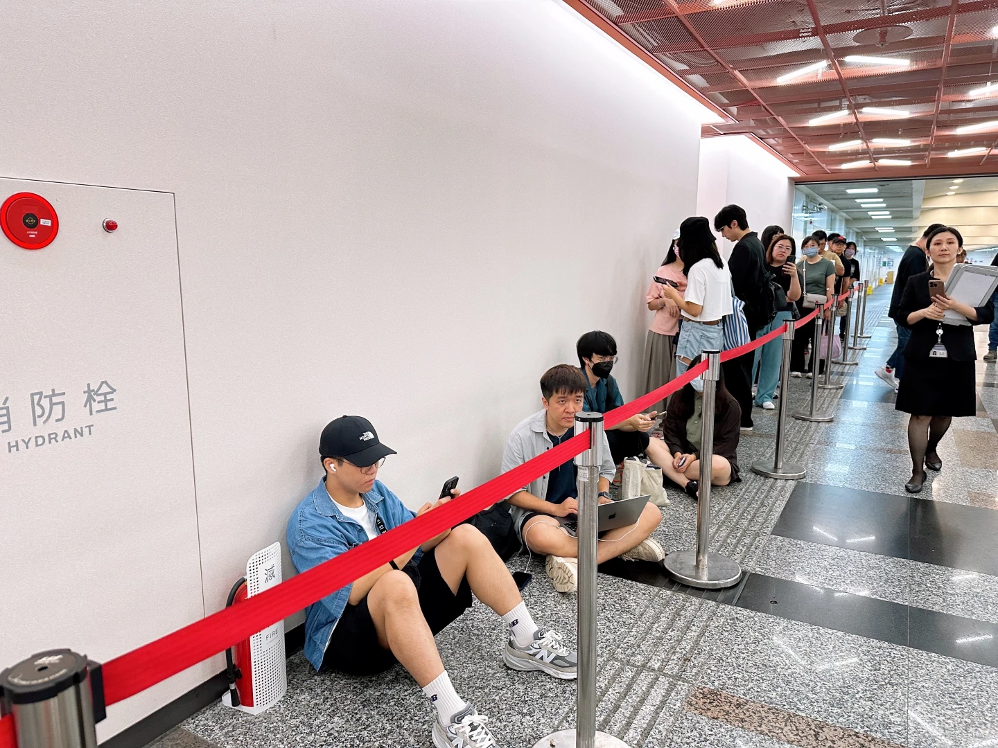 阿Ken甜甜圈「GooDonut」快閃進駐Dream Plaza,記者11點直擊排隊隊伍,截至11點30分,約排30人「還有名額」。劉沛妘攝