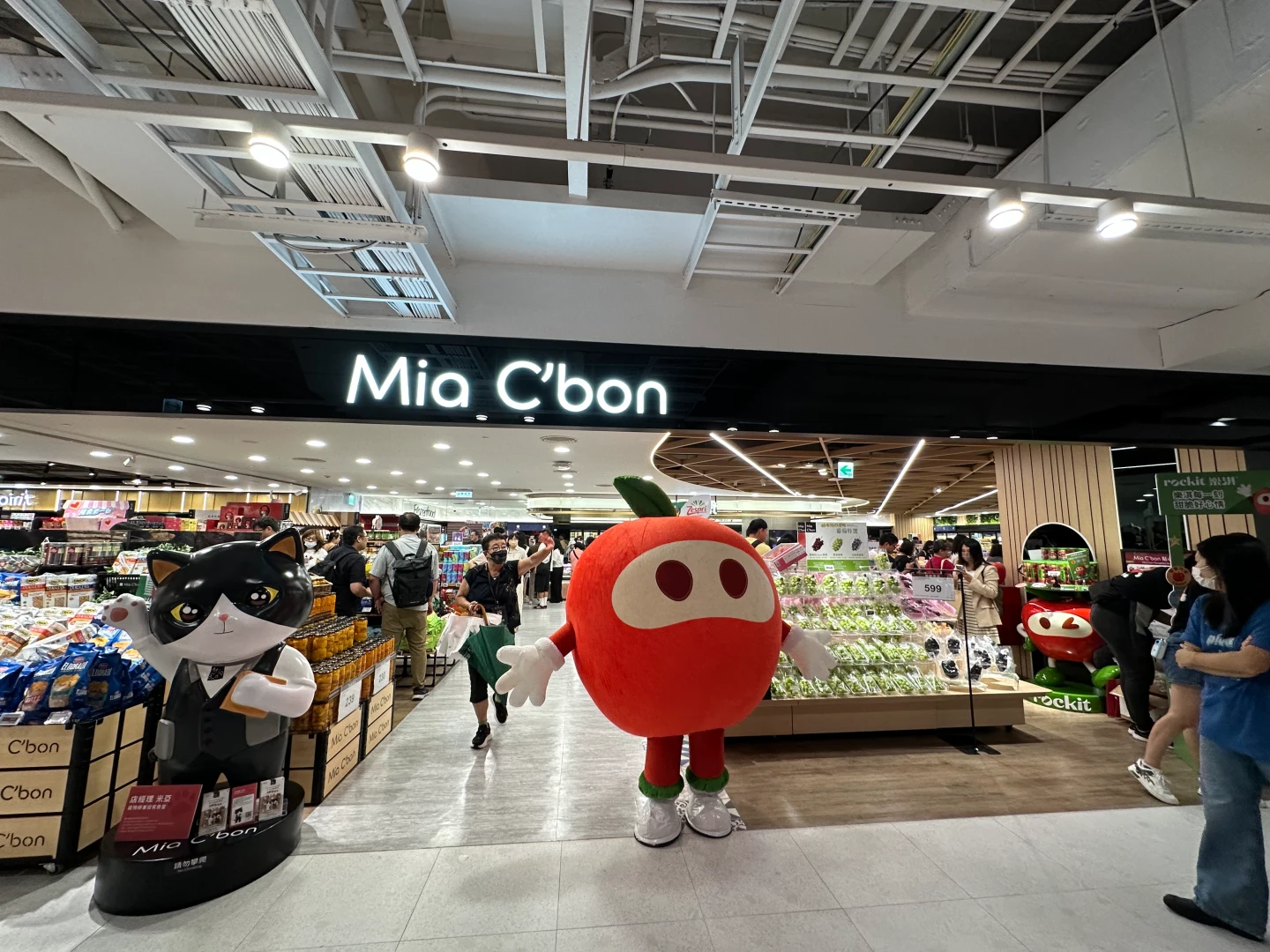 Dream Plaza開幕首日湧人潮,圖為Mia C’bon。劉沛妘攝