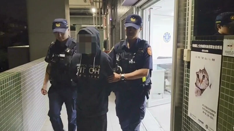 28歲黃姓男子(中)24日在台鐵豐原車站剪票口前與前女友黃女口角,持刀劃傷黃女與其母,警方到場將黃男壓制逮捕。台中地檢署表示,黃姓男子25日經檢察官複訊後,下午向法院聲請羈押。(翻攝照片)中央社