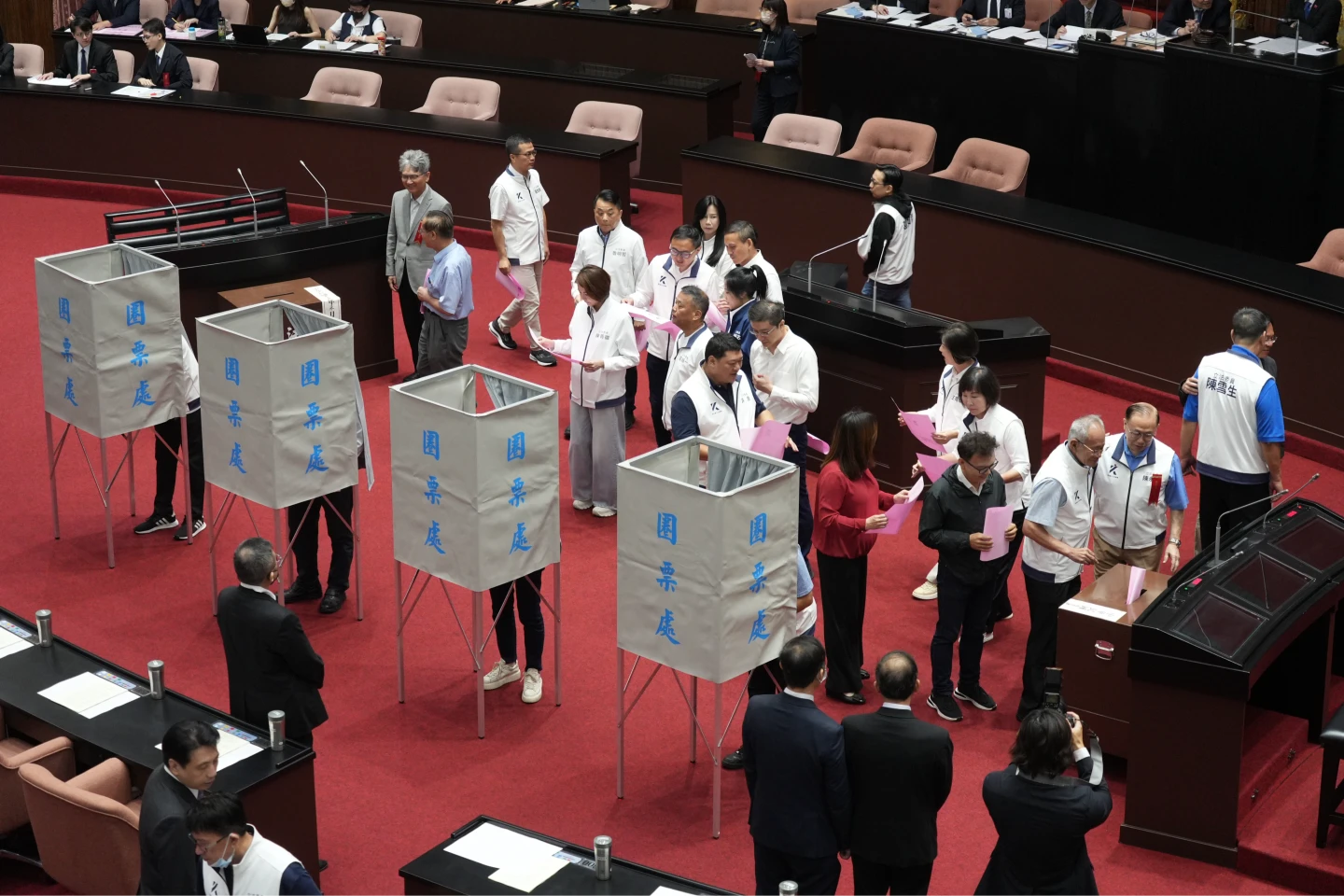 國民黨團立委進入議場投票。陳卓邦攝