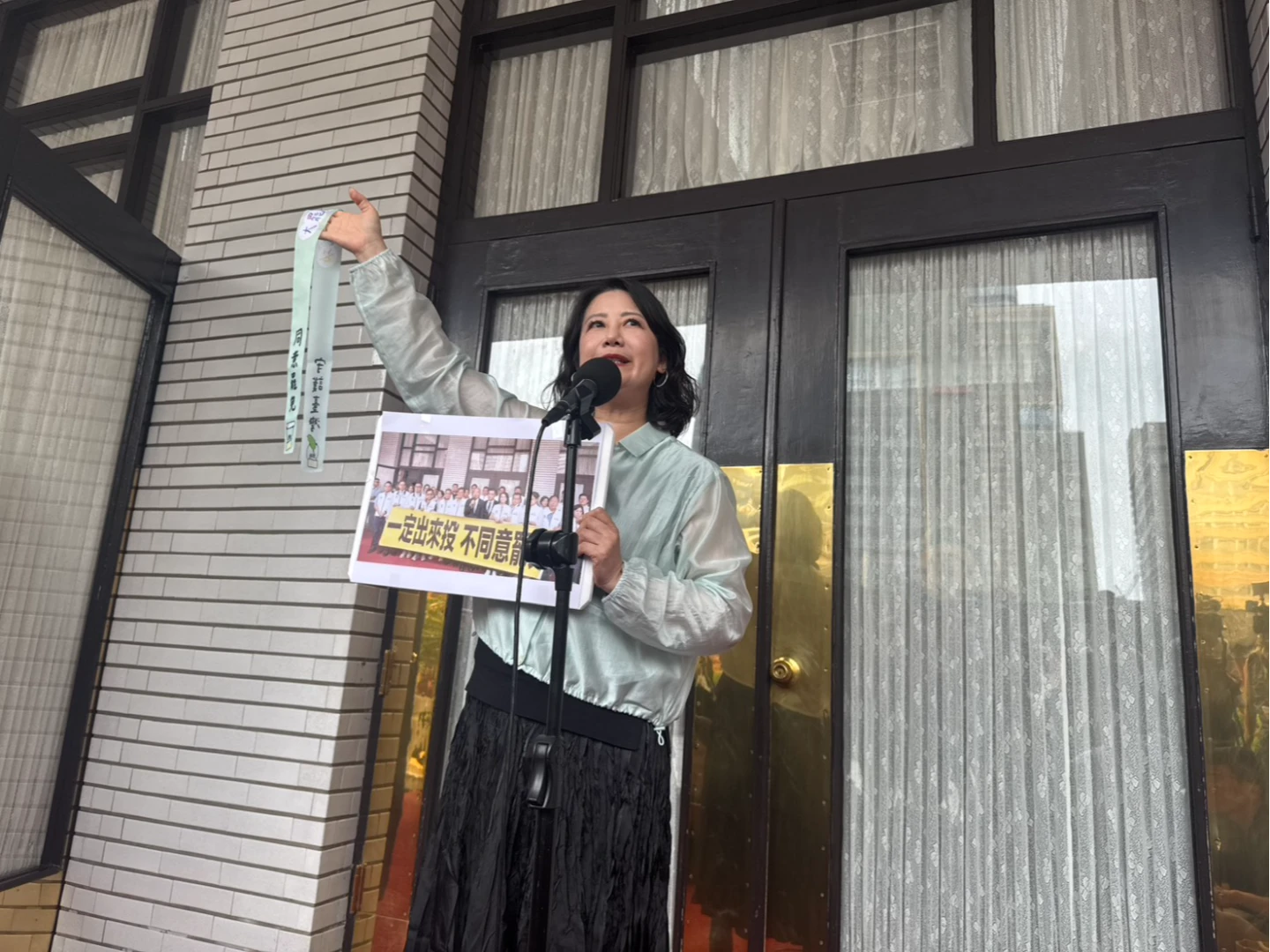 民進黨團幹事長吳思瑤解釋,為何民進黨採取5+2模式開放投票。陳卓邦攝