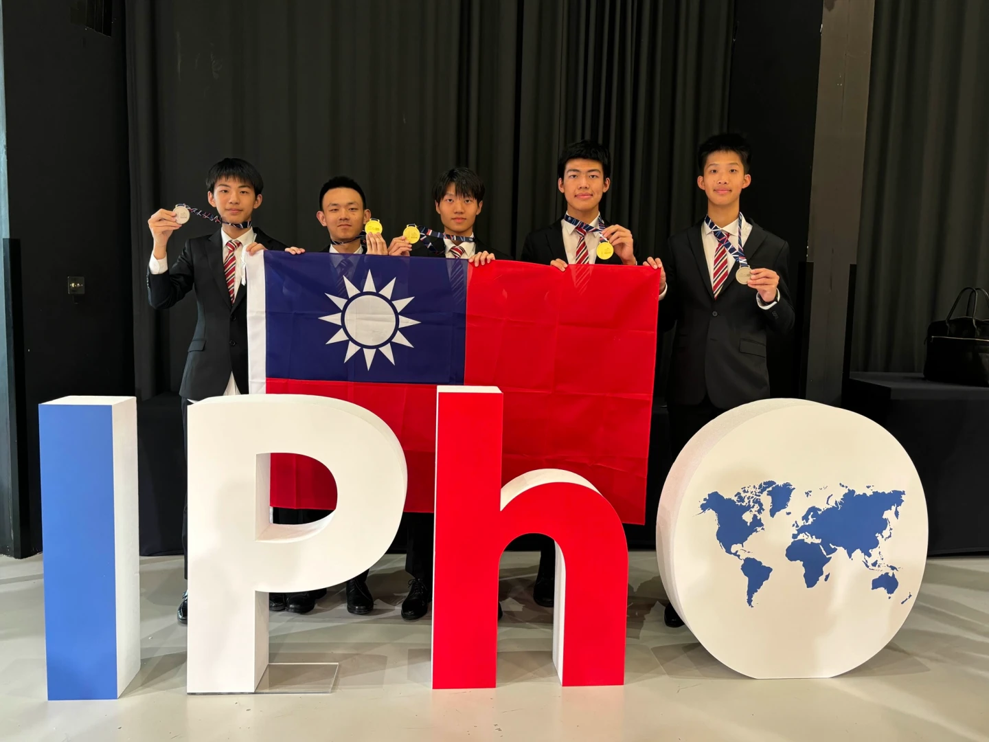 2025年第55屆國際物理奧林匹亞競賽,我國獲3金2銀佳績,左起5位選手王冠宇、蘇筠傑、蔡忠達、何重進、何承祐。國教署提供