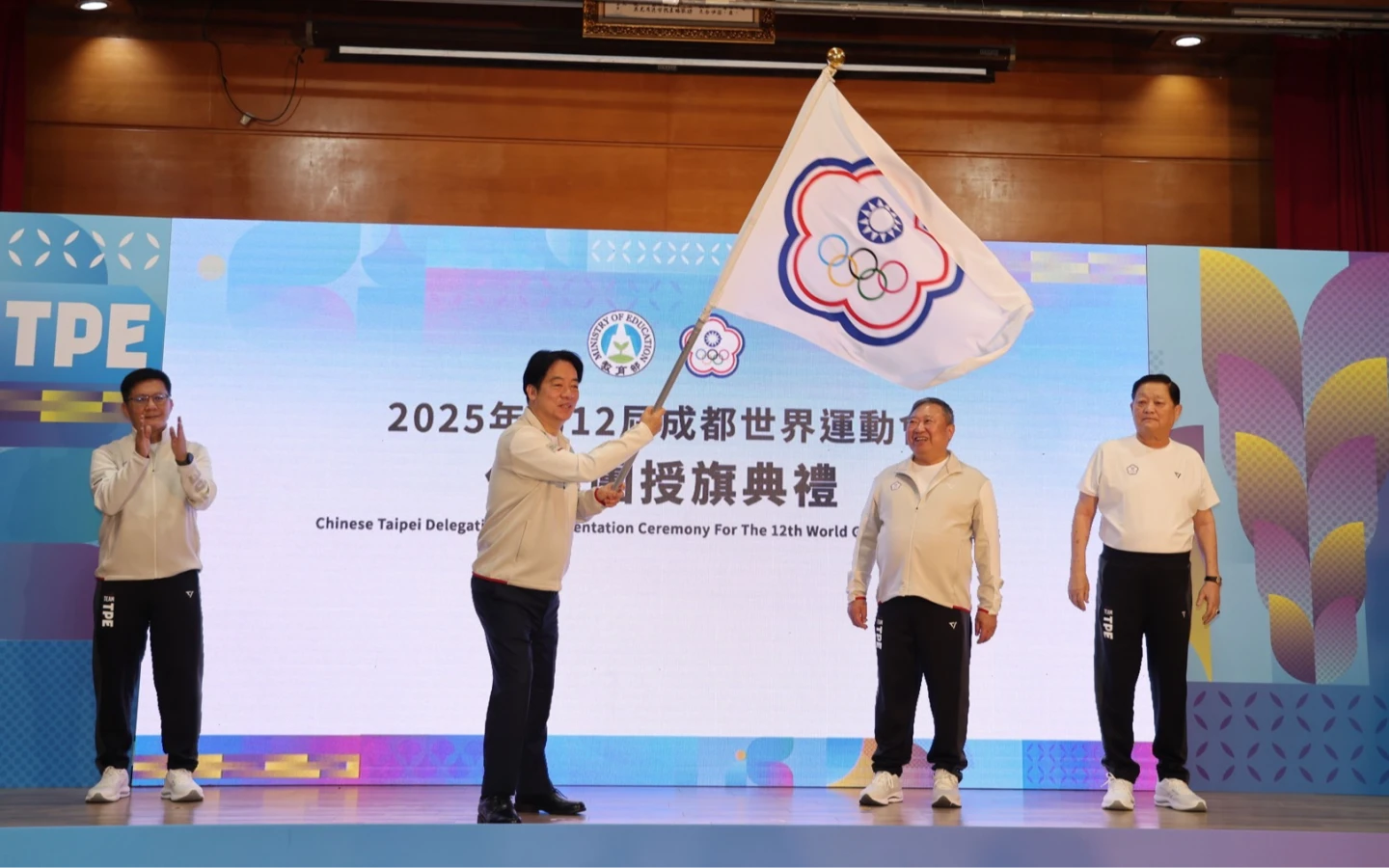 總統賴清德(左二)25日為世界運動會中華代表隊授旗。體育署提供