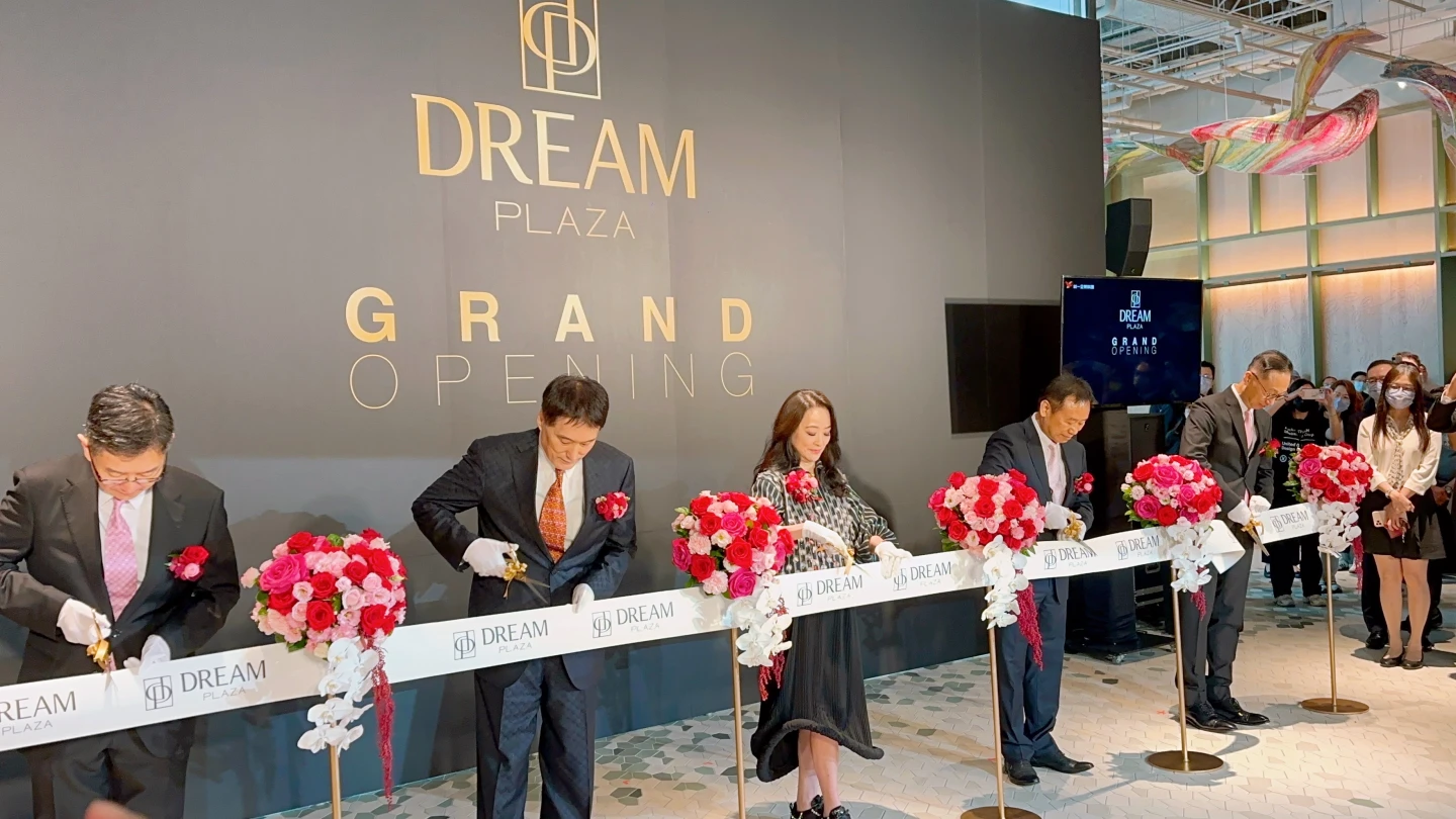 Dream Plaza今日上午舉行開幕剪綵,左2為統一集團董事長羅智先,左3為統一美麗事業董事長高秀玲。劉沛妘攝