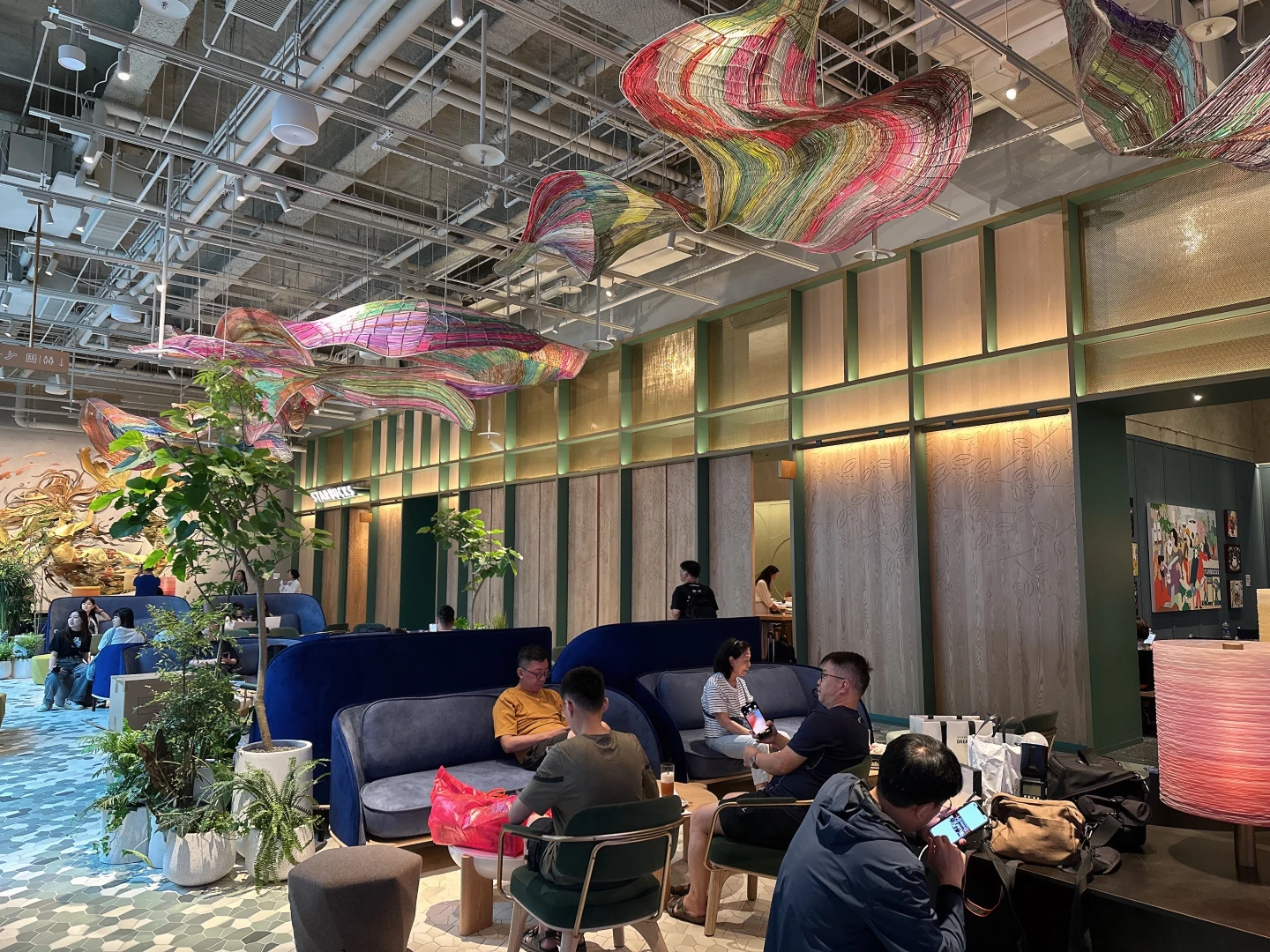 「星巴克典藏 DREAM PLAZA台北」開幕人潮湧。劉沛妘攝