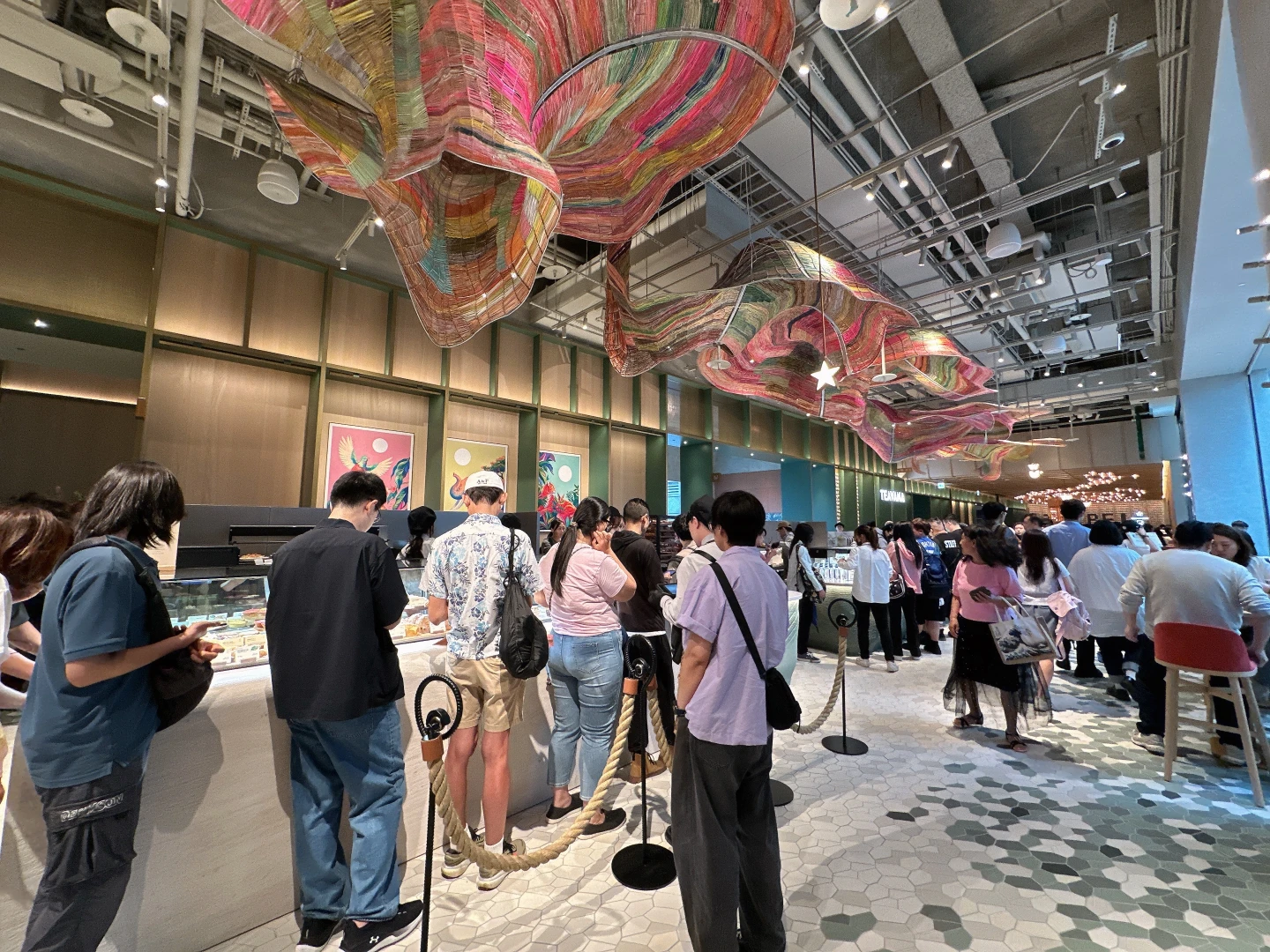「星巴克典藏 DREAM PLAZA台北」開幕人潮湧。劉沛妘攝