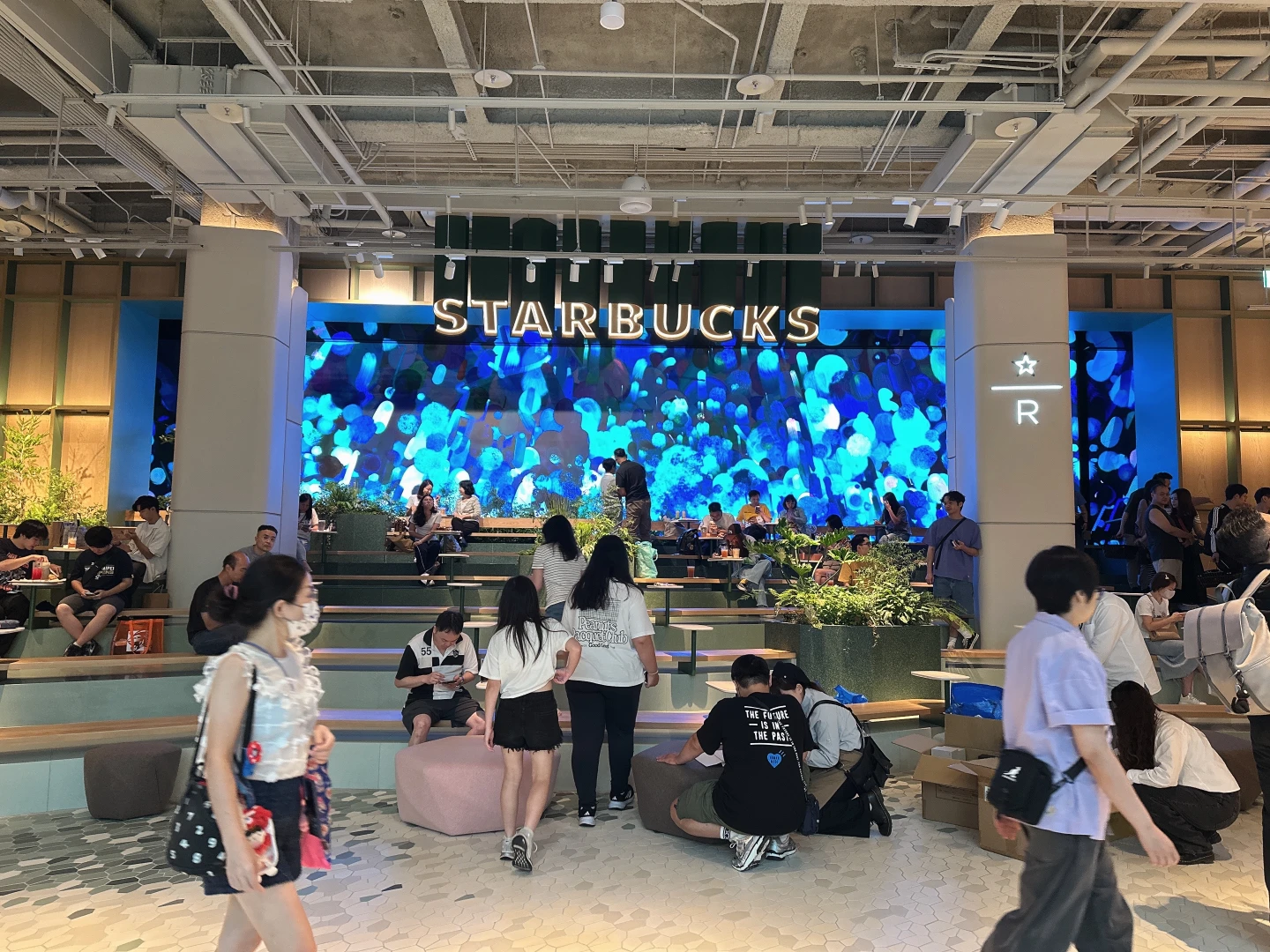 Dream Plaza全台最大星巴克首日狂吸千人,《知新聞》記者直擊。劉沛妘攝