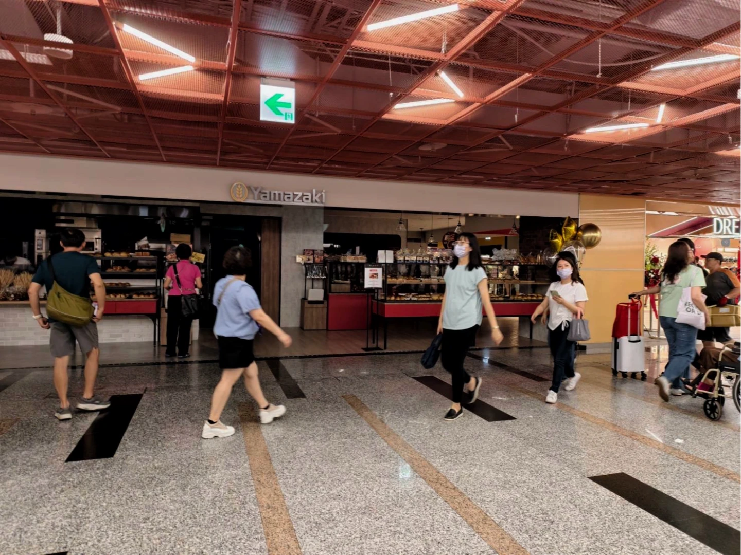Dream Plaza開幕首日美食街、餐廳部分店家跳電。劉沛妘攝
