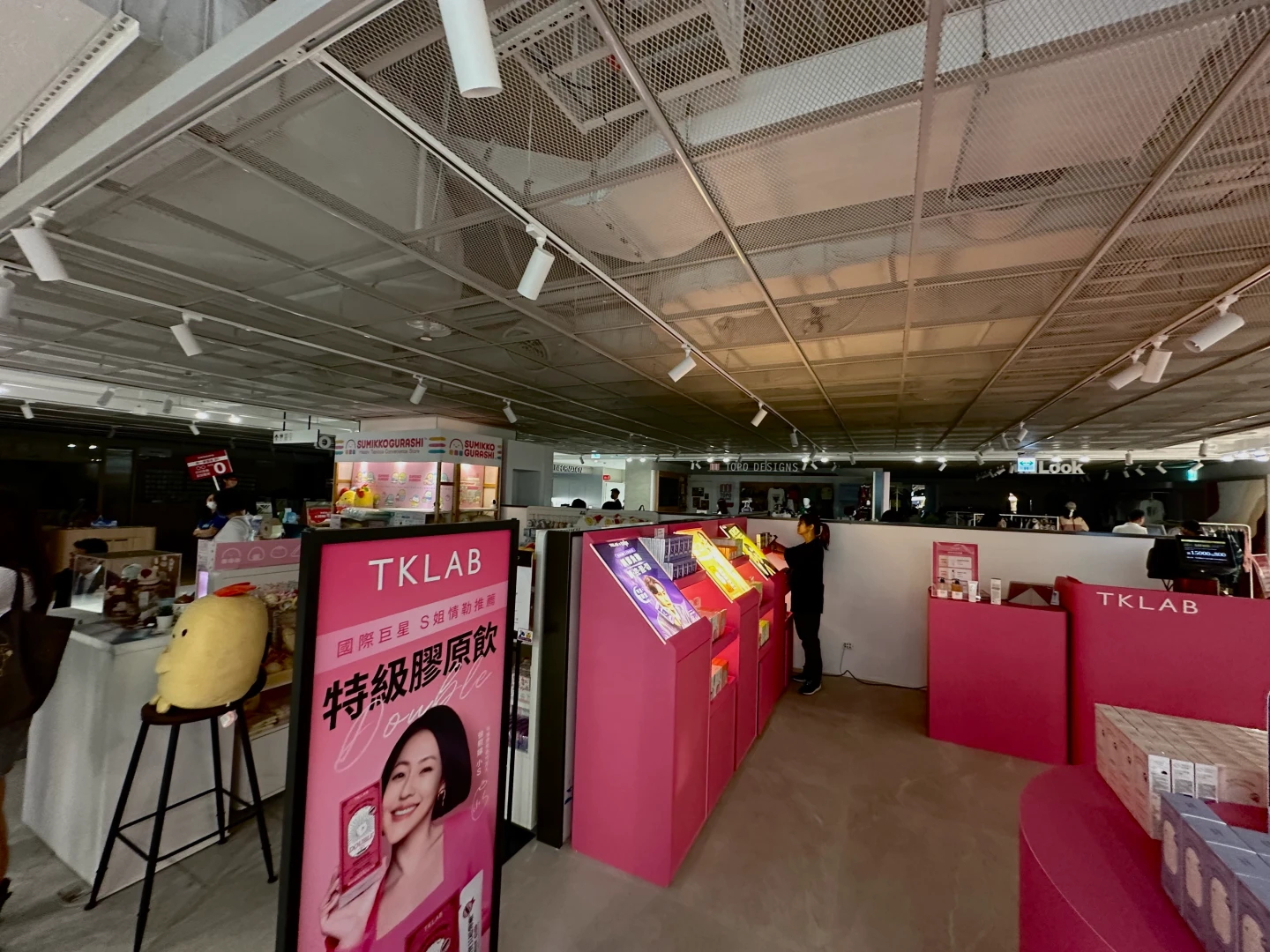 Dream Plaza開幕首日美食街、餐廳部分店家跳電。劉沛妘攝