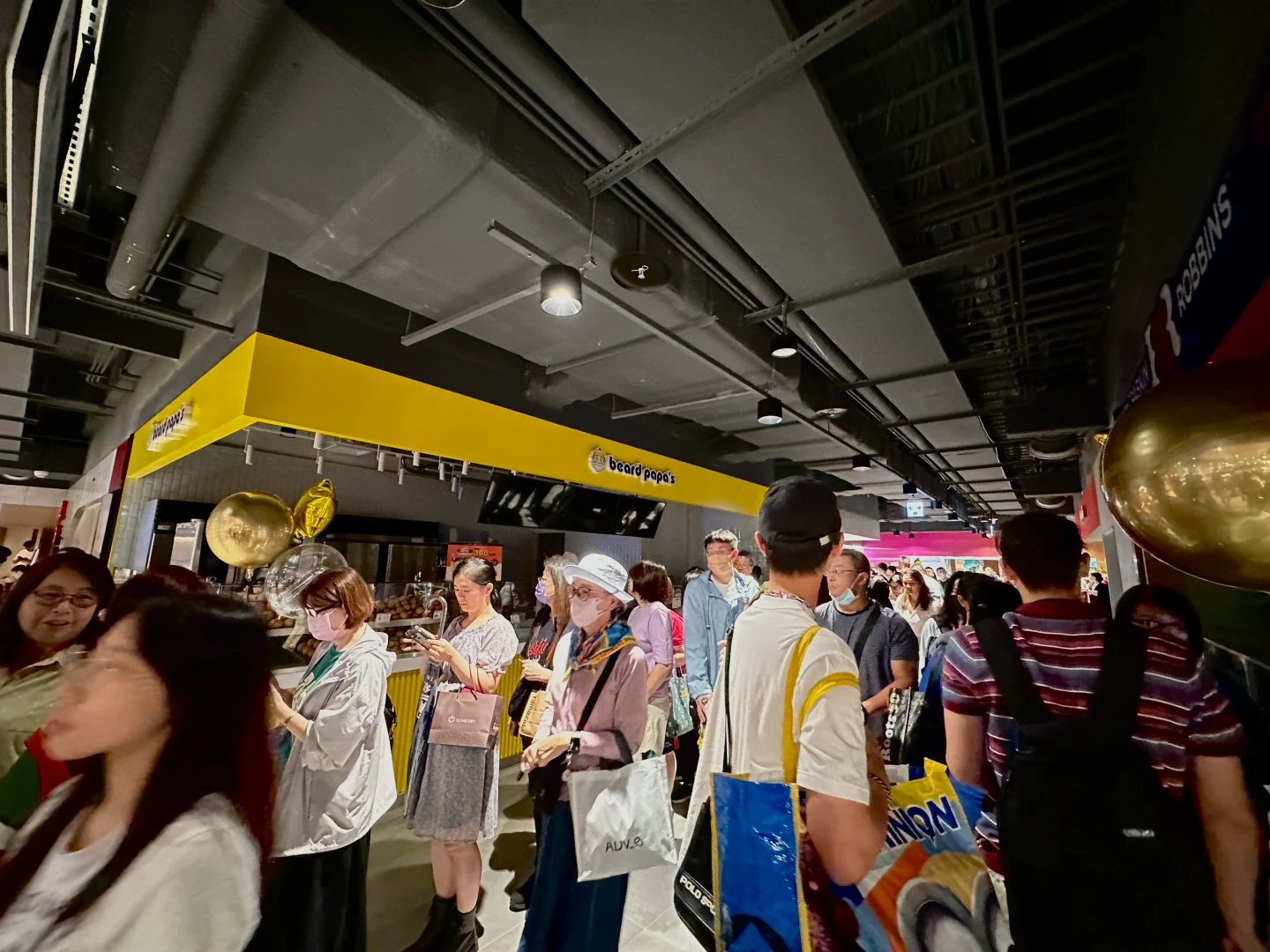 Dream Plaza開幕首日美食街、餐廳部分店家跳電。劉沛妘攝