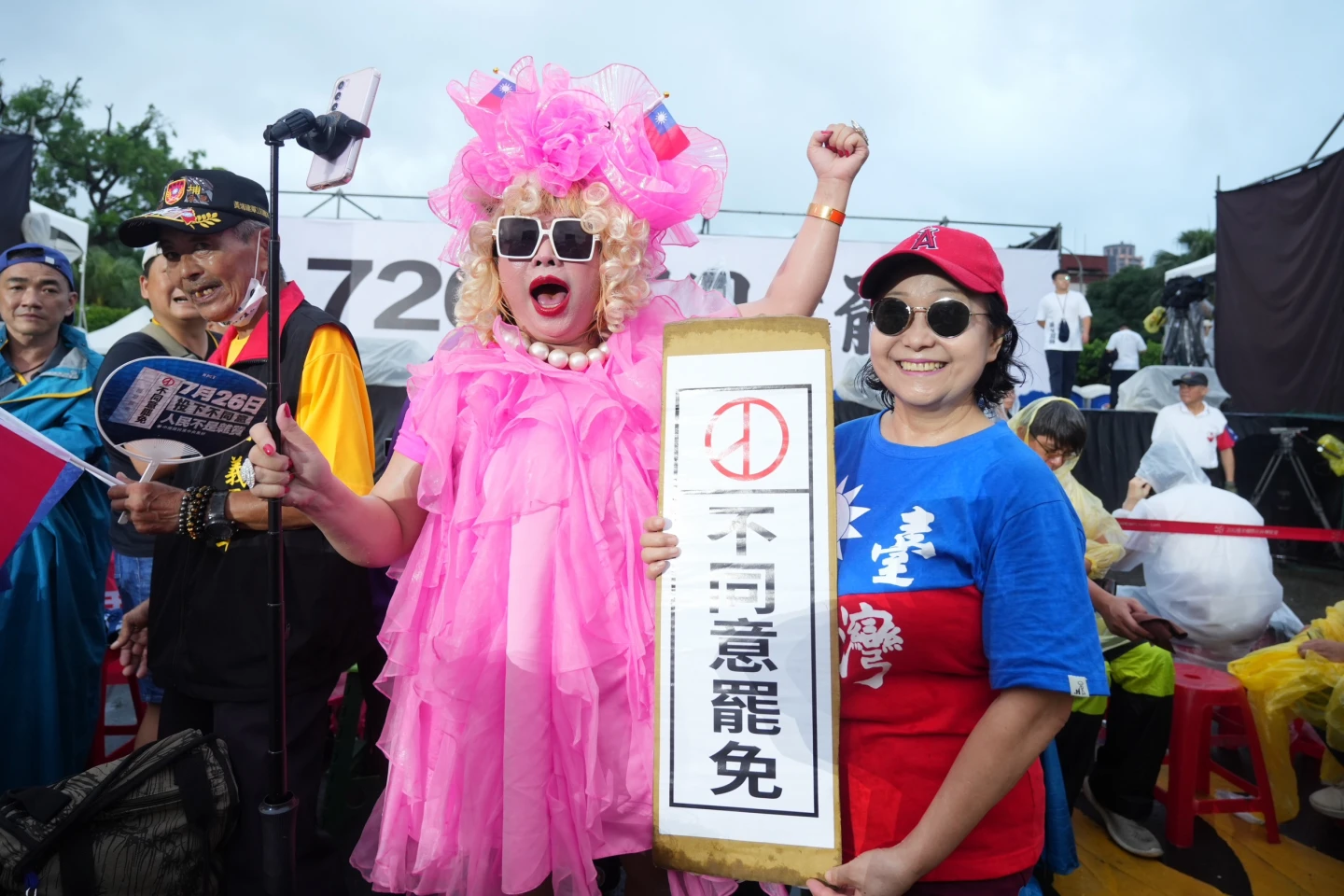 國民黨今在凱道前舉行「罷前之夜」,6時30分開場時,主持人高喊3萬人到場。李柏毅攝