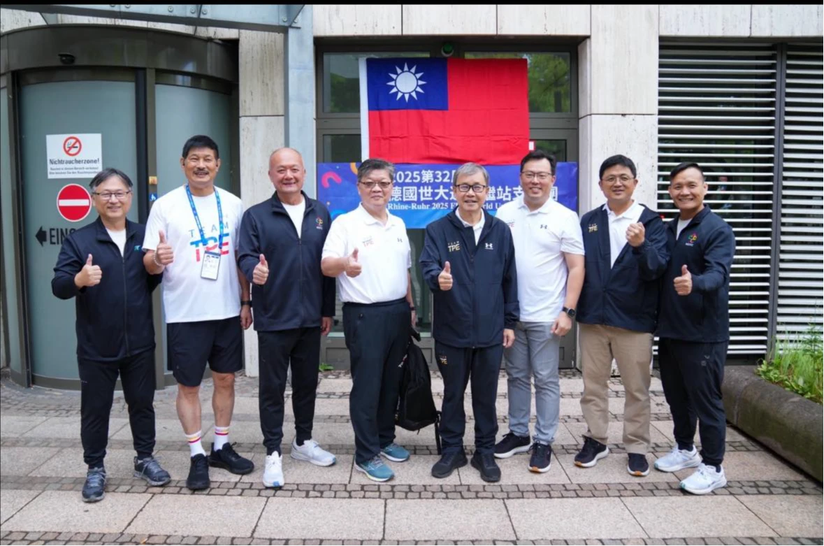 世大運正在德國舉行,台灣隊在埃森市中繼站懸掛的中華民國國旗未因中國施壓而撤下。翻攝謝志偉臉書