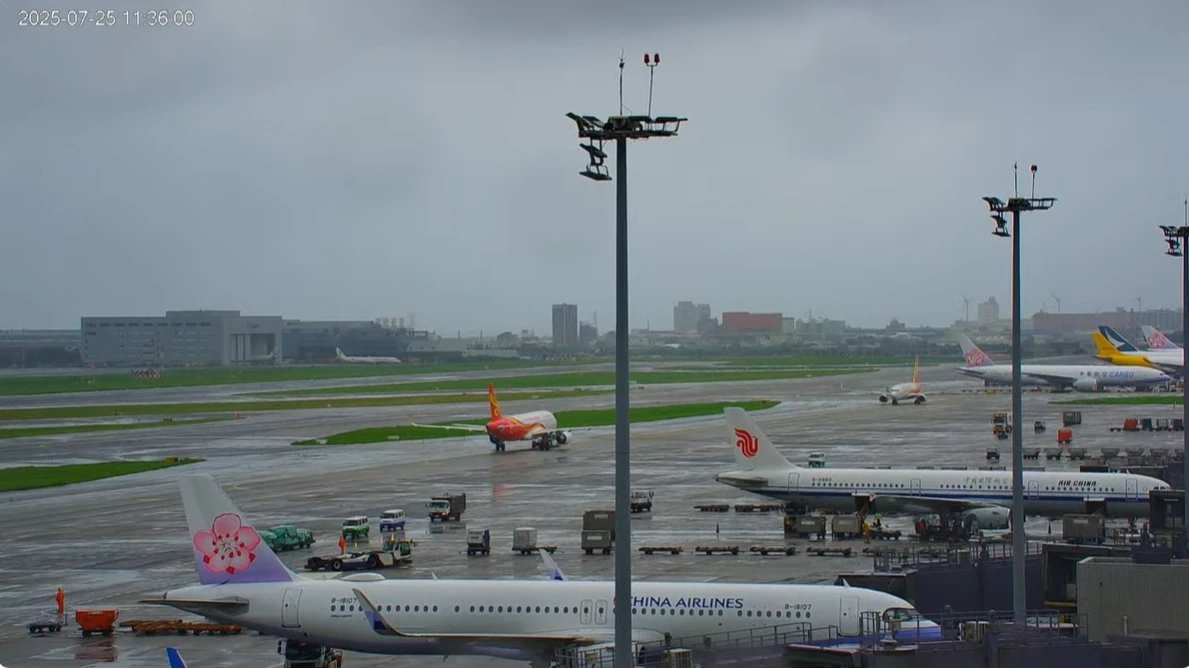 桃園機場25日上午一架香港航空航班降落後,與海南航空班機在滑行道出現「頭對頭」畫面。(圖取自桃園國際機場 YouTube頻道網頁youtube.com)