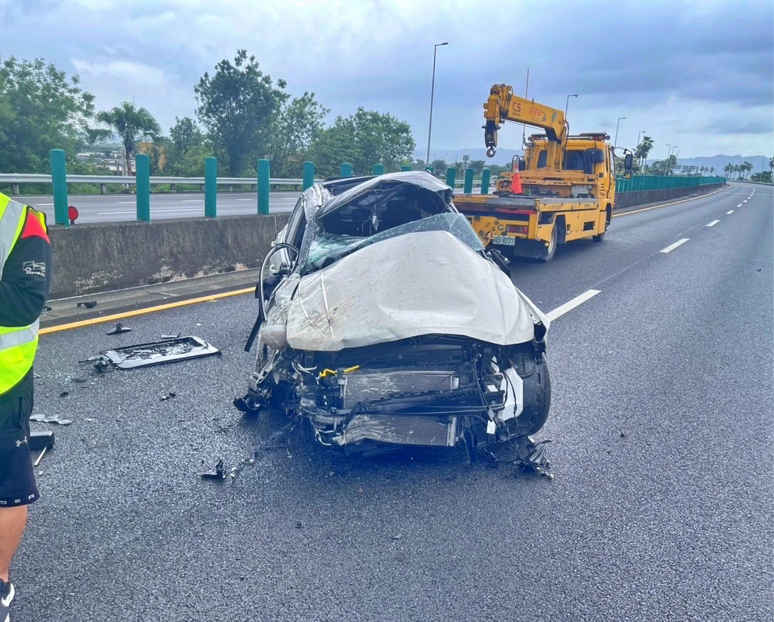 許男座車同樣嚴重毀損。警方提供
