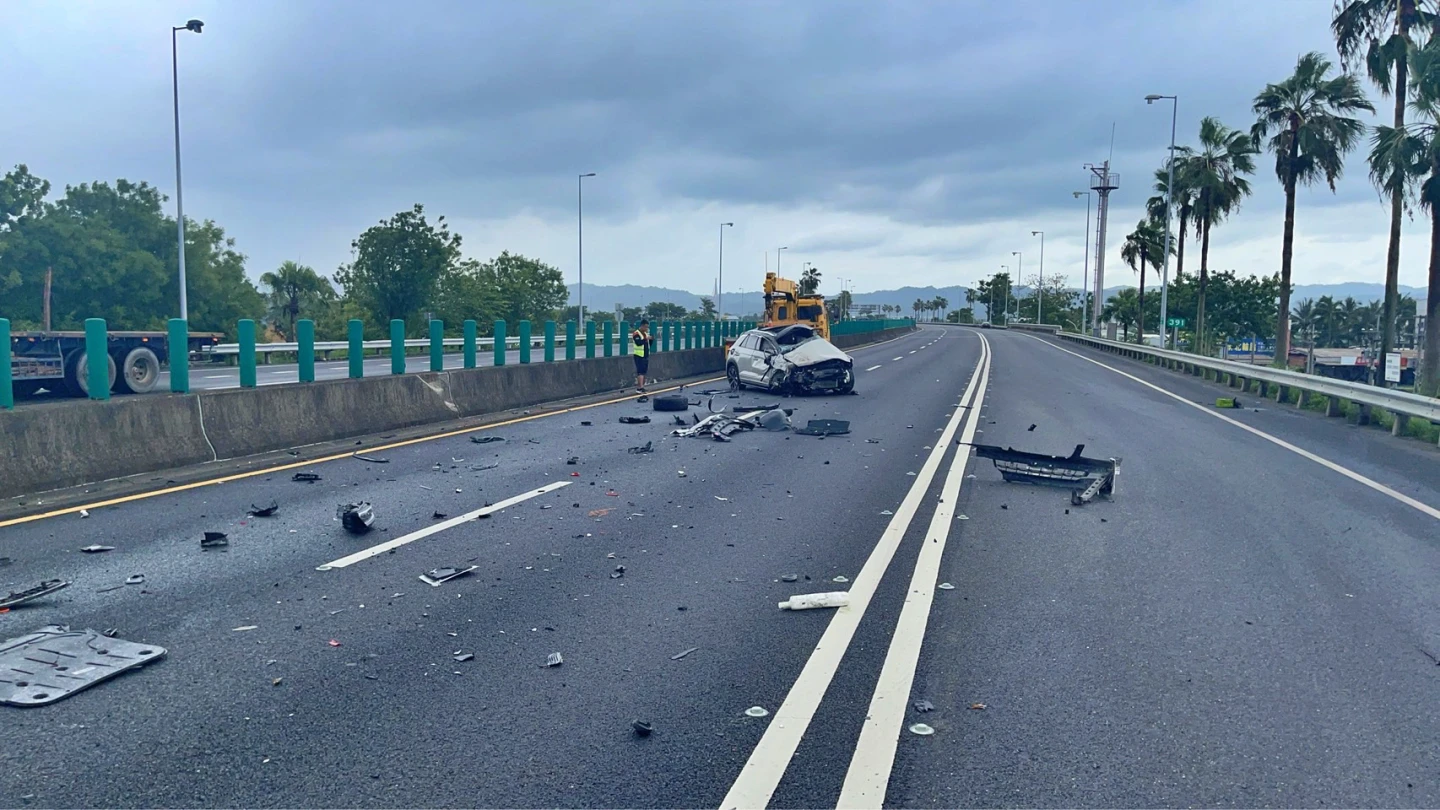 2車零件噴散路面,駕駛均受傷送醫。警方提供