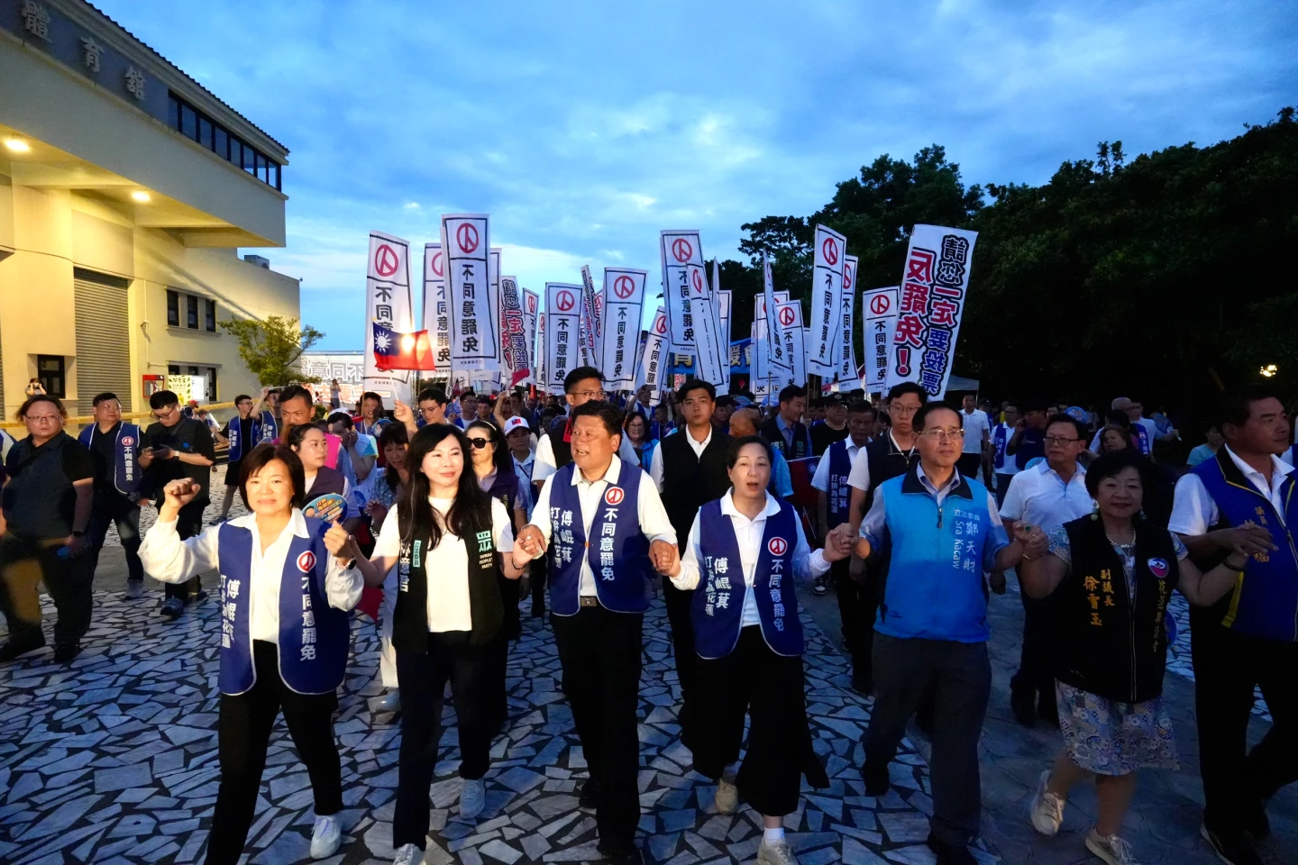 傅崐萁回防花蓮,選前之夜強力動員造勢。梁建裕攝