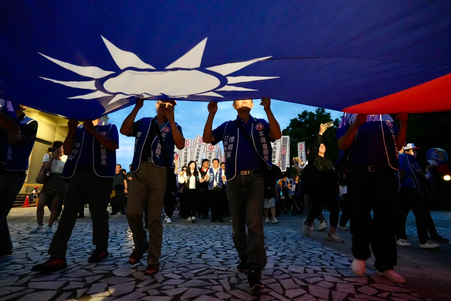 傅崐萁回防花蓮,選前之夜強力動員造勢。梁建裕攝