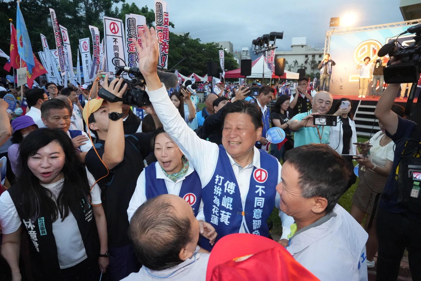 傅崐萁回防花蓮,選前之夜強力動員造勢。梁建裕攝