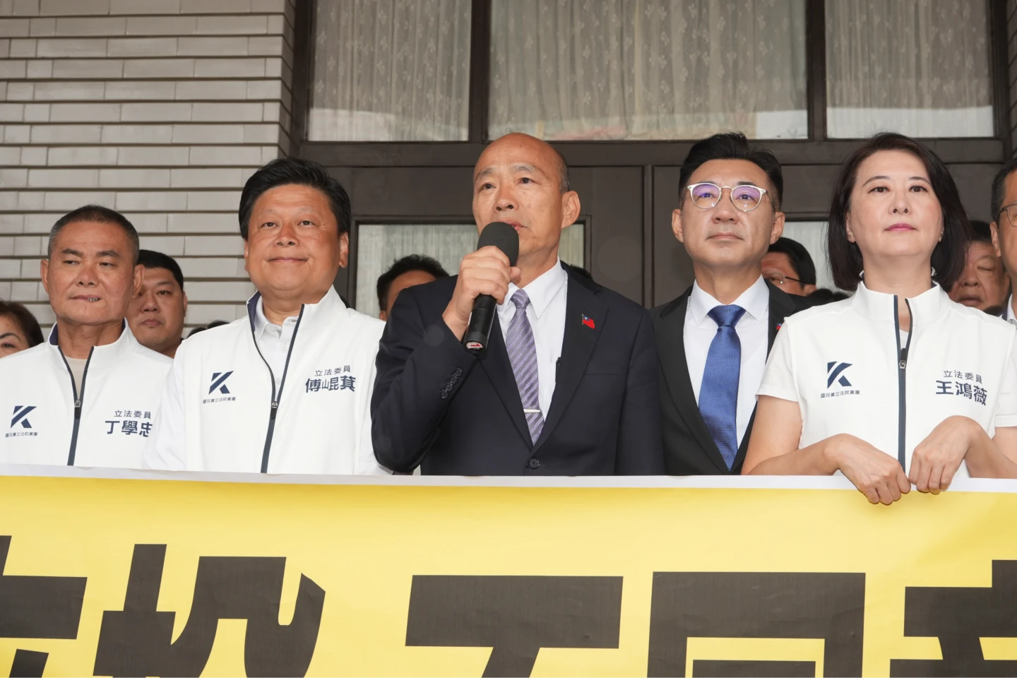 立法院正副院長韓國瑜、江啟臣罕見在議場合體國民黨團。陳卓邦攝
