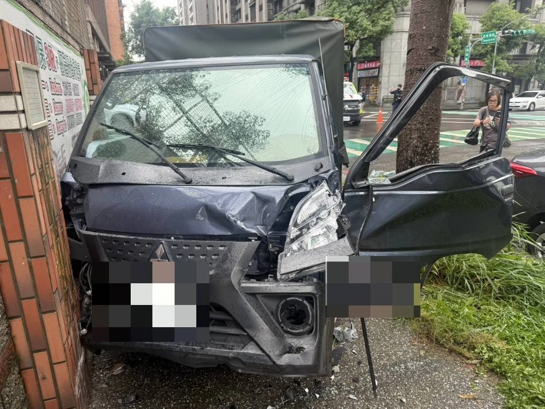 小貨車駕駛未禮讓救護車先行,駛過路口發生擦撞,失控衝向對向人行道上。翻攝畫面
