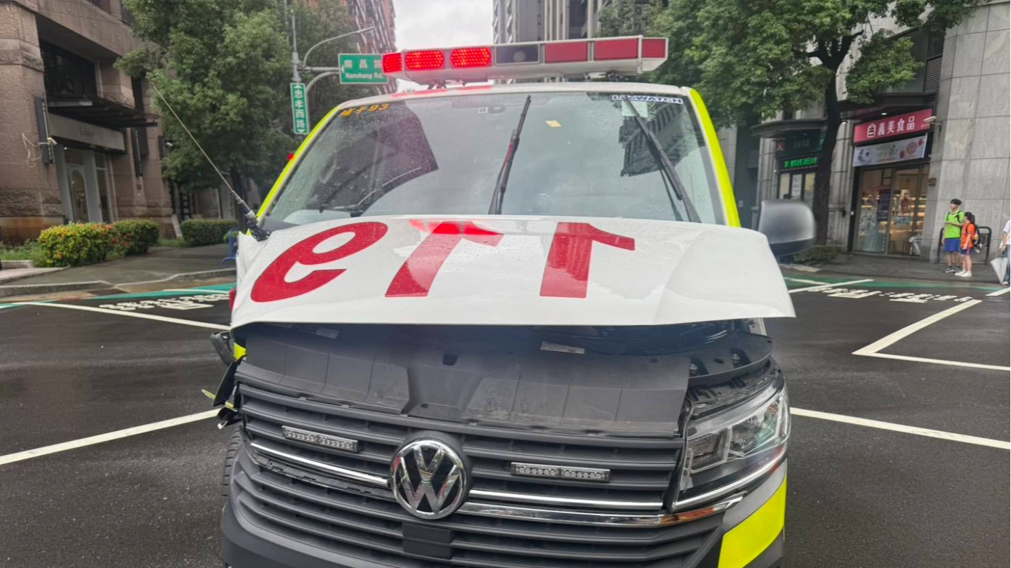 園市蘆竹區一輛小貨車與正在執行任務的救護車於南昌路與忠孝東路口發生碰撞。小貨車駕駛一度受困,所幸3名傷者送醫無礙,肇事原因仍待釐清。翻攝畫面