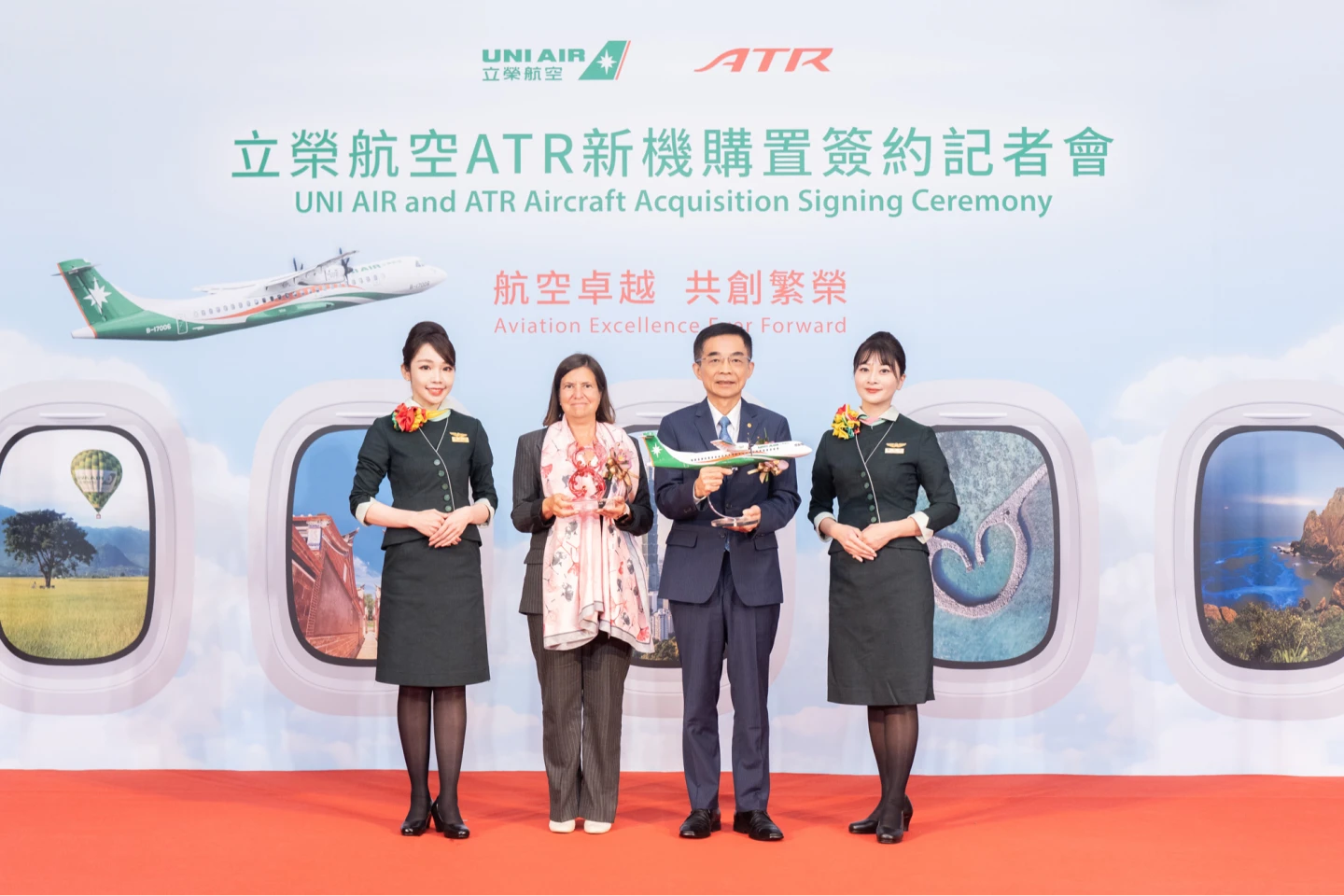 立榮航空林志忠董事長與ATR執行長Nathalie Tarnaud Laude互贈彼此琉璃藝術品及ATR72-600飛機模型,共同推動國內航線升級的願景。業者提供