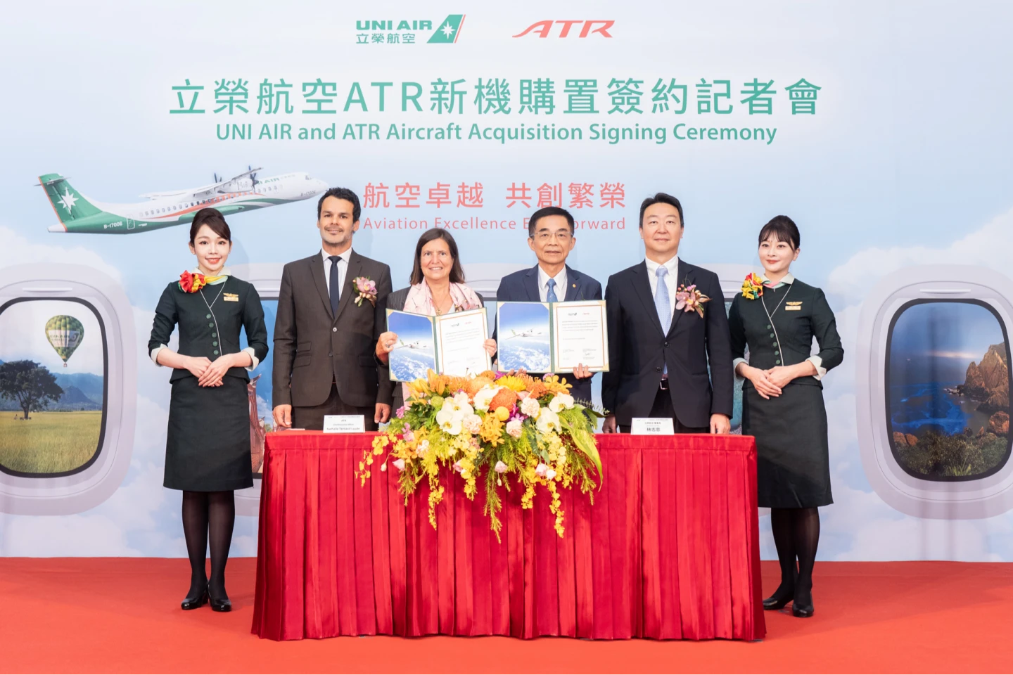 立榮航空林志忠董事長(右三)與ATR執行長Nathalie Tarnaud Laude(左三)共同簽署19架ATR 72-600新機採購合約,邀請交通部陳世凱部長(右二)及ATR資深副總裁暨商務長Alexis Vidal(左二)共同見證。業者提供