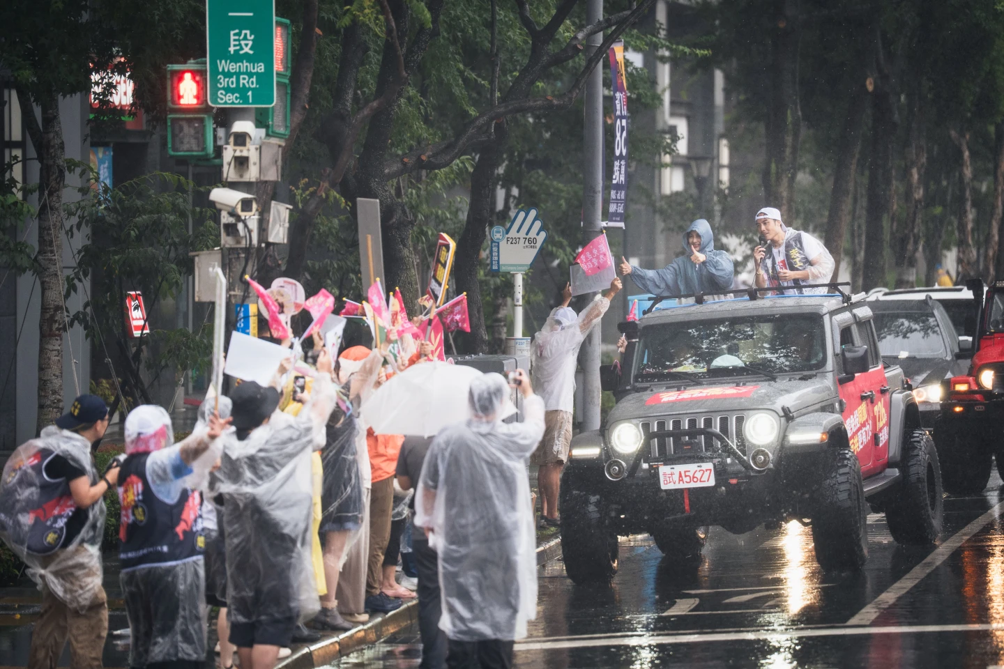 民進黨新北黨部連日車掃宣傳罷免,投票前夕也加緊腳步橫跨6行政區。新北黨部提供