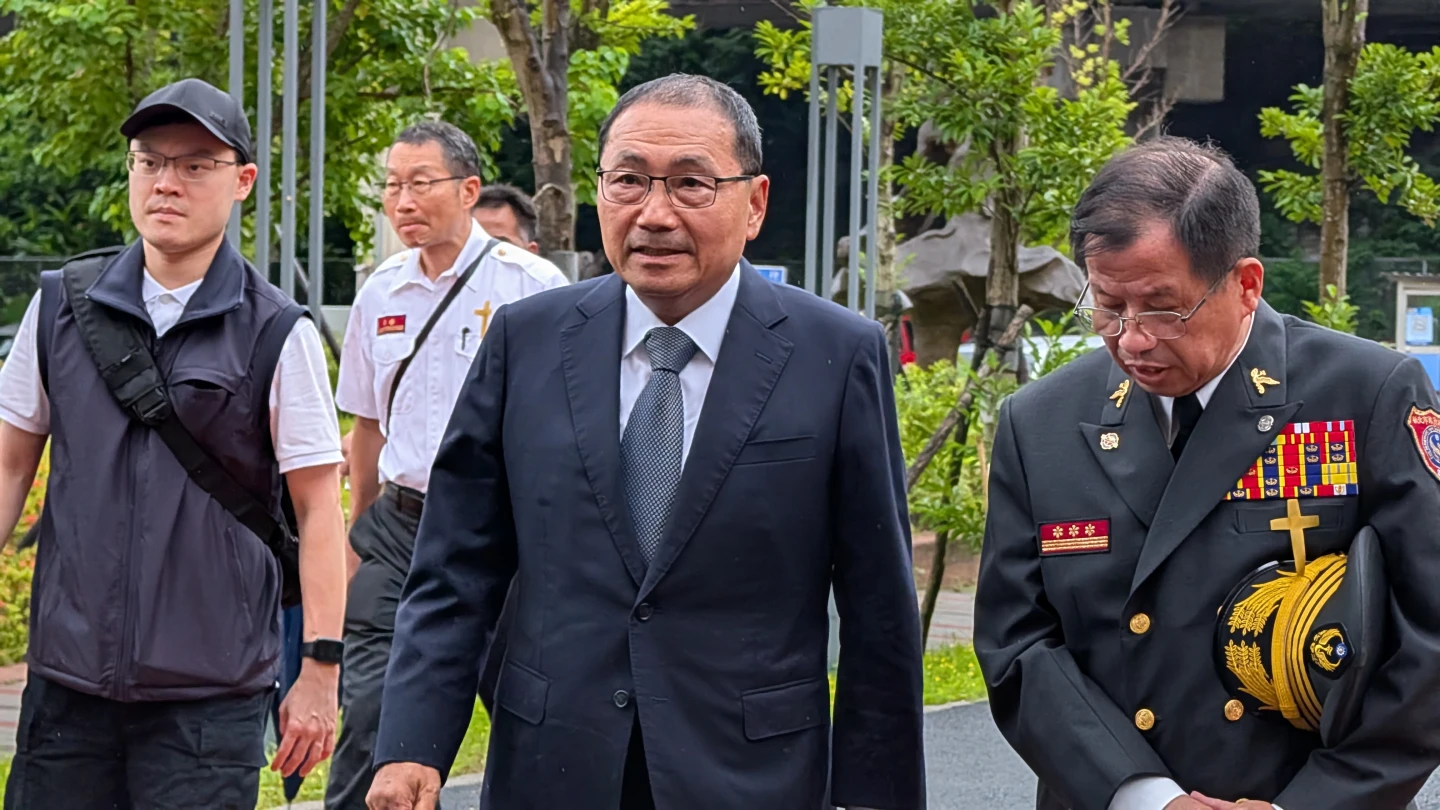 新北市長侯友宜代表總統頒發褒揚令。林志青攝
