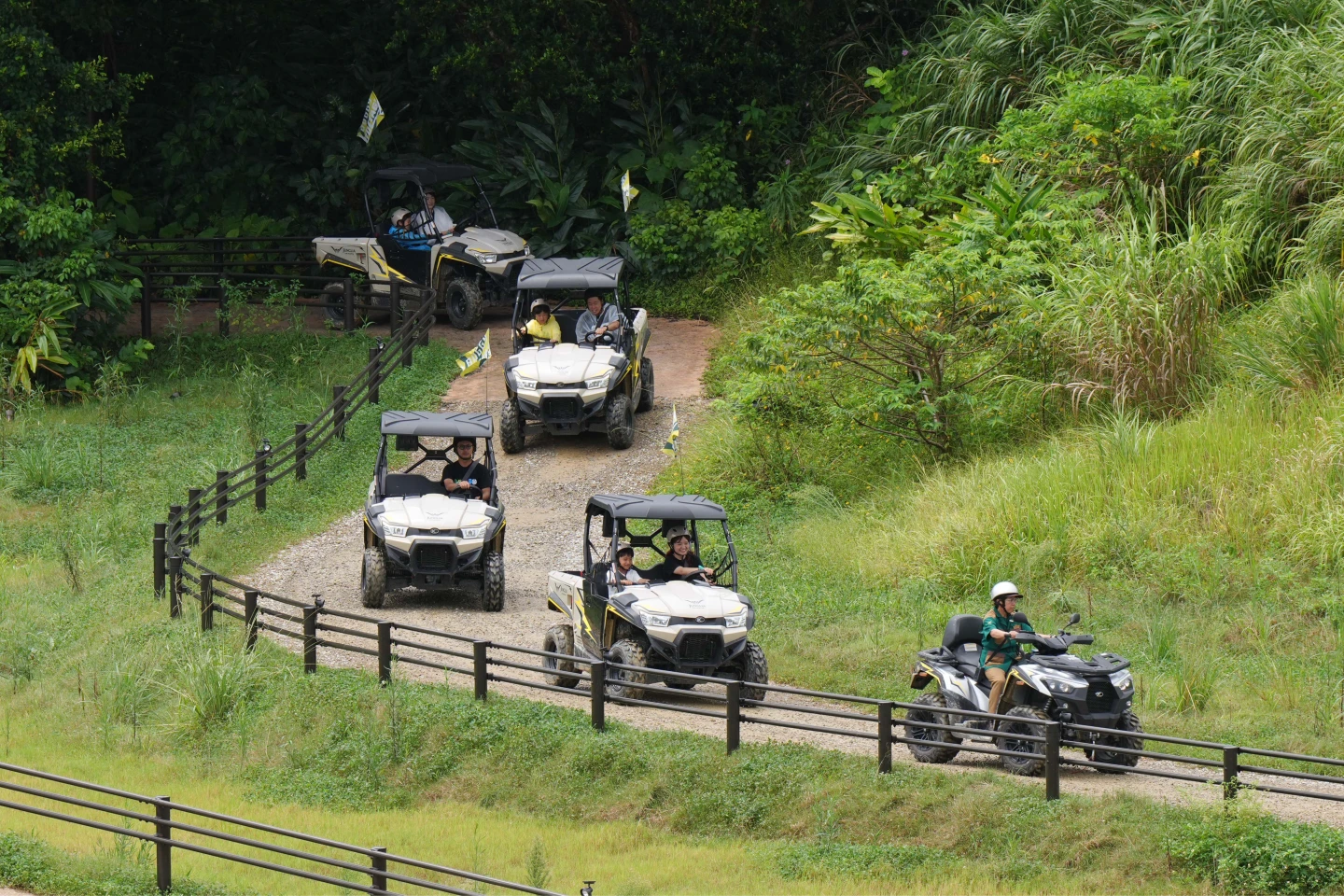 有駕照的遊客可2人1組開越野車探險。法新社