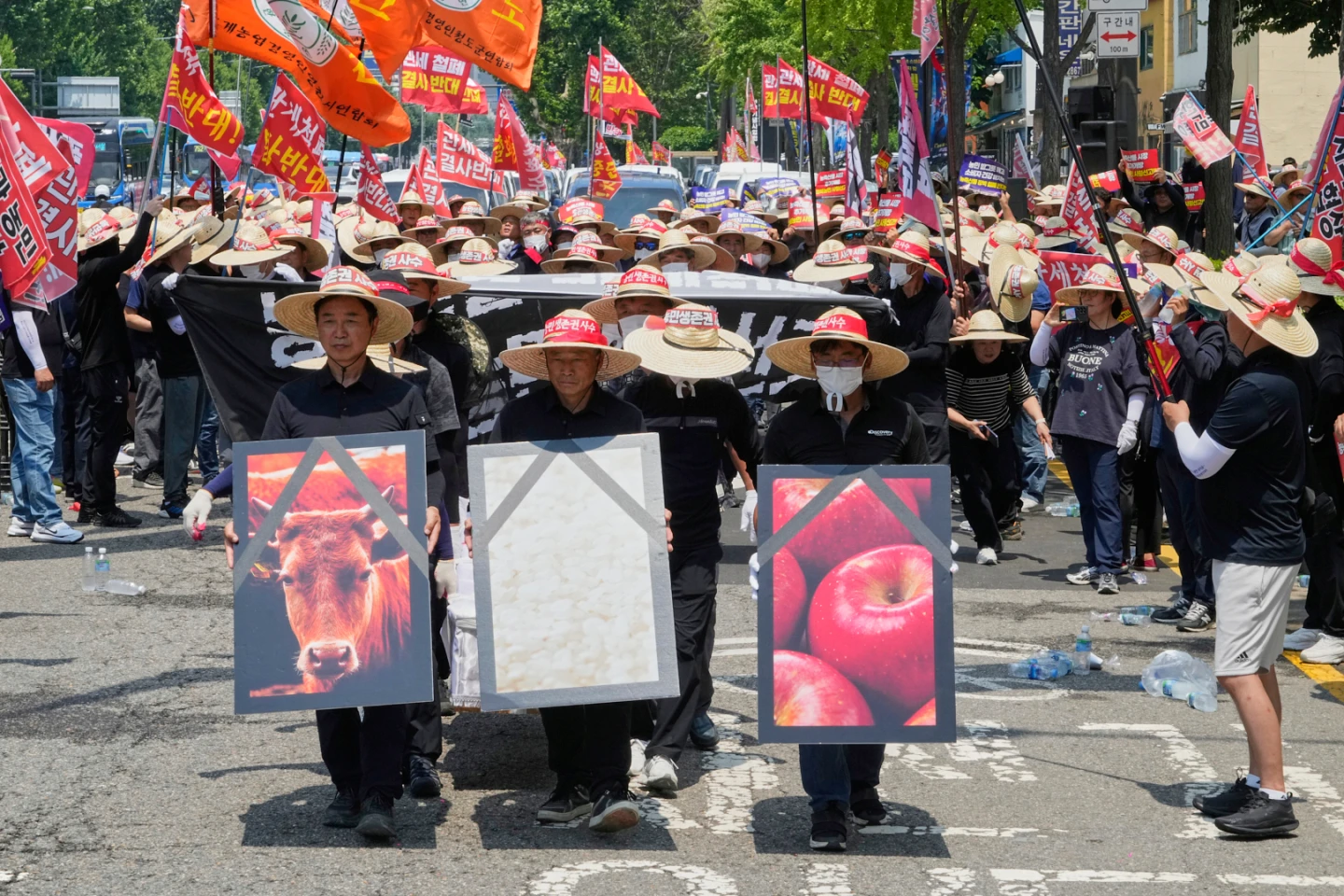 南韓農民7月25日在首爾集會,要求政府與美國談判關稅協議時,應要保護農產品和肉品市場。法新社